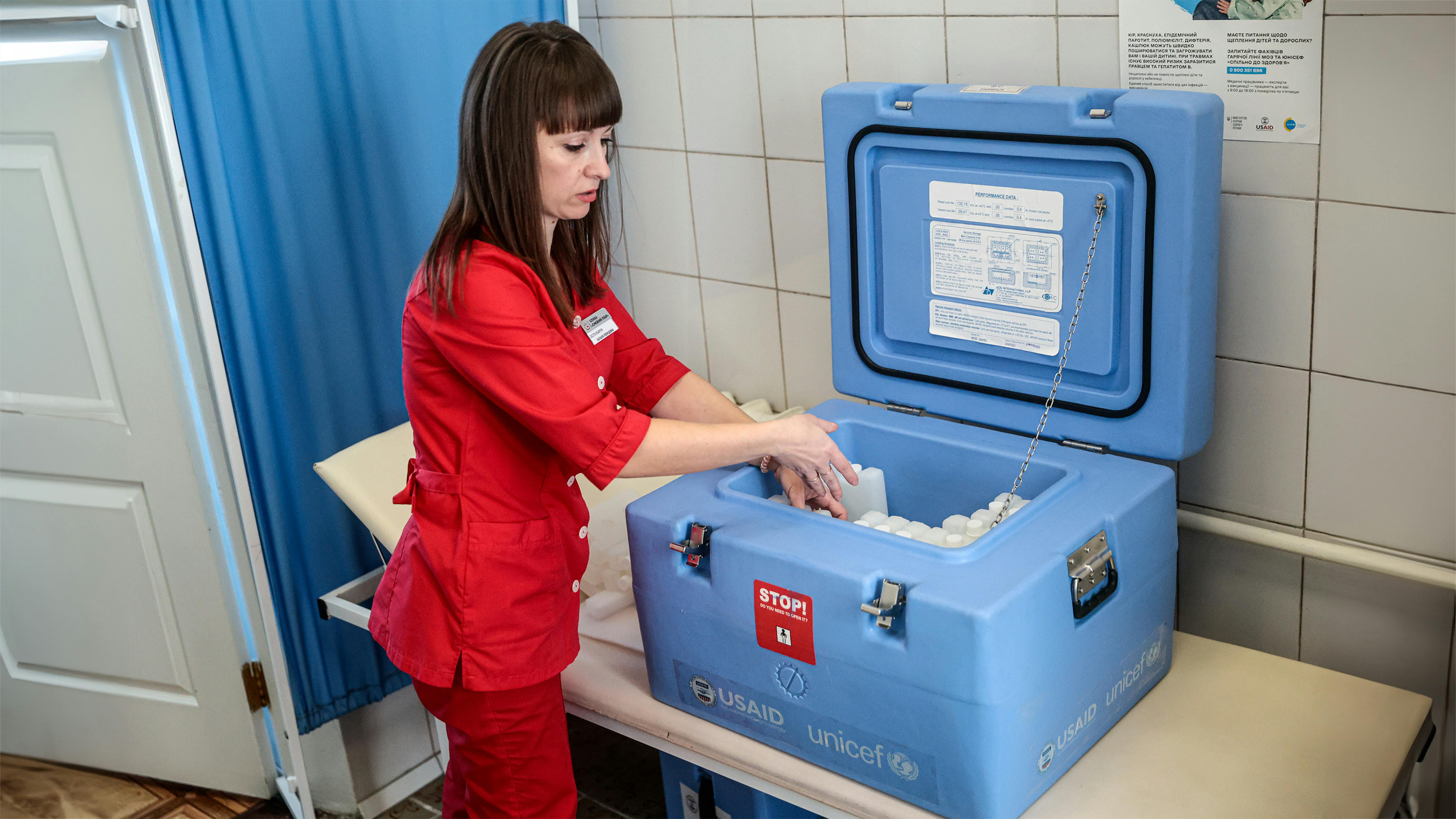 Ucraina. Nataliya Metelska, infermiera della clinica “Family Doctor” nella comunità di Shirokiv, mostra come funziona un grande contenitore termico per conservare i vaccini.