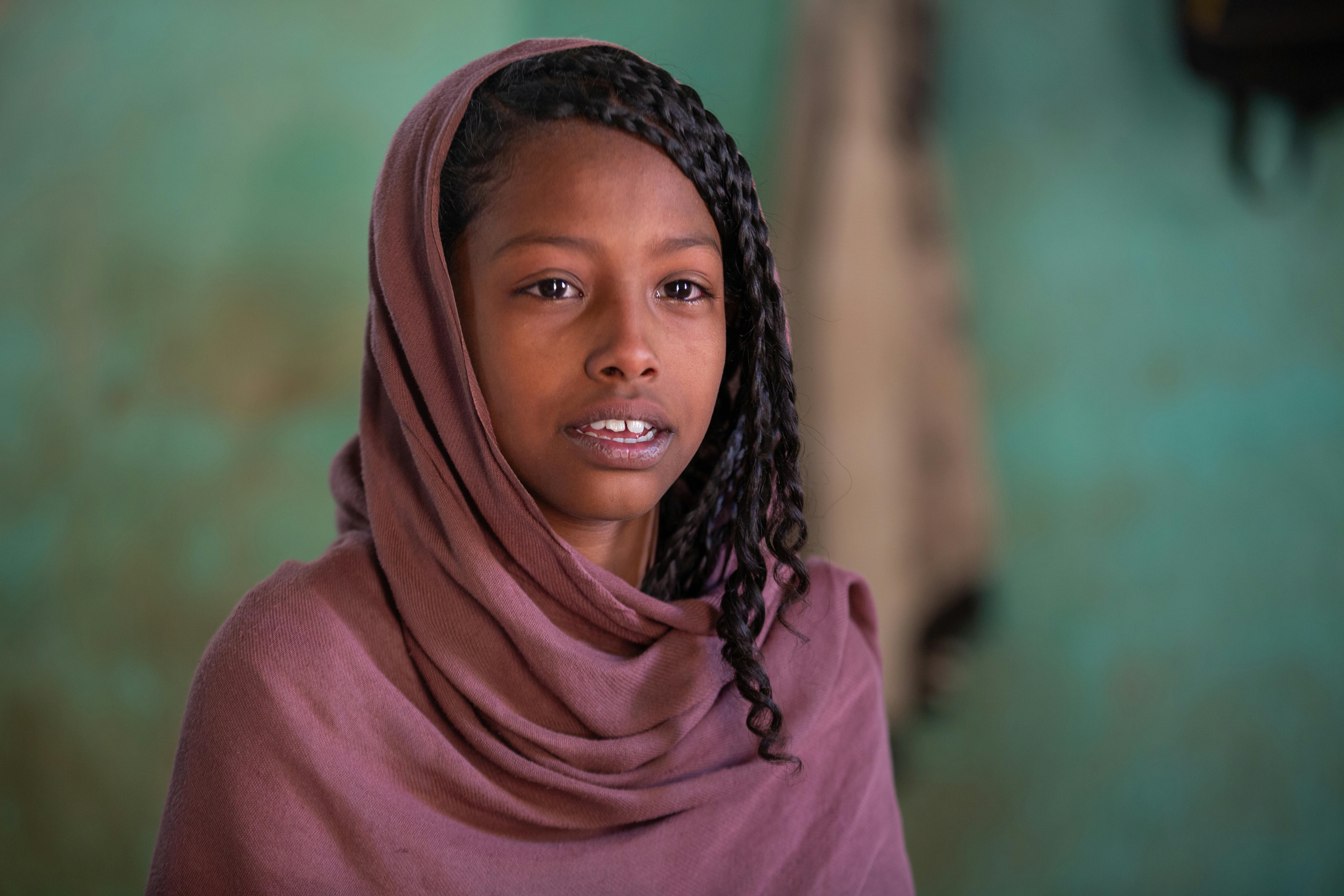 Un ritratto di Samar, 11 anni. Sfollata da Khartoum, Samar e la sua famiglia vivono ora in un'aula di una scuola elementare nello stato di Kassala.