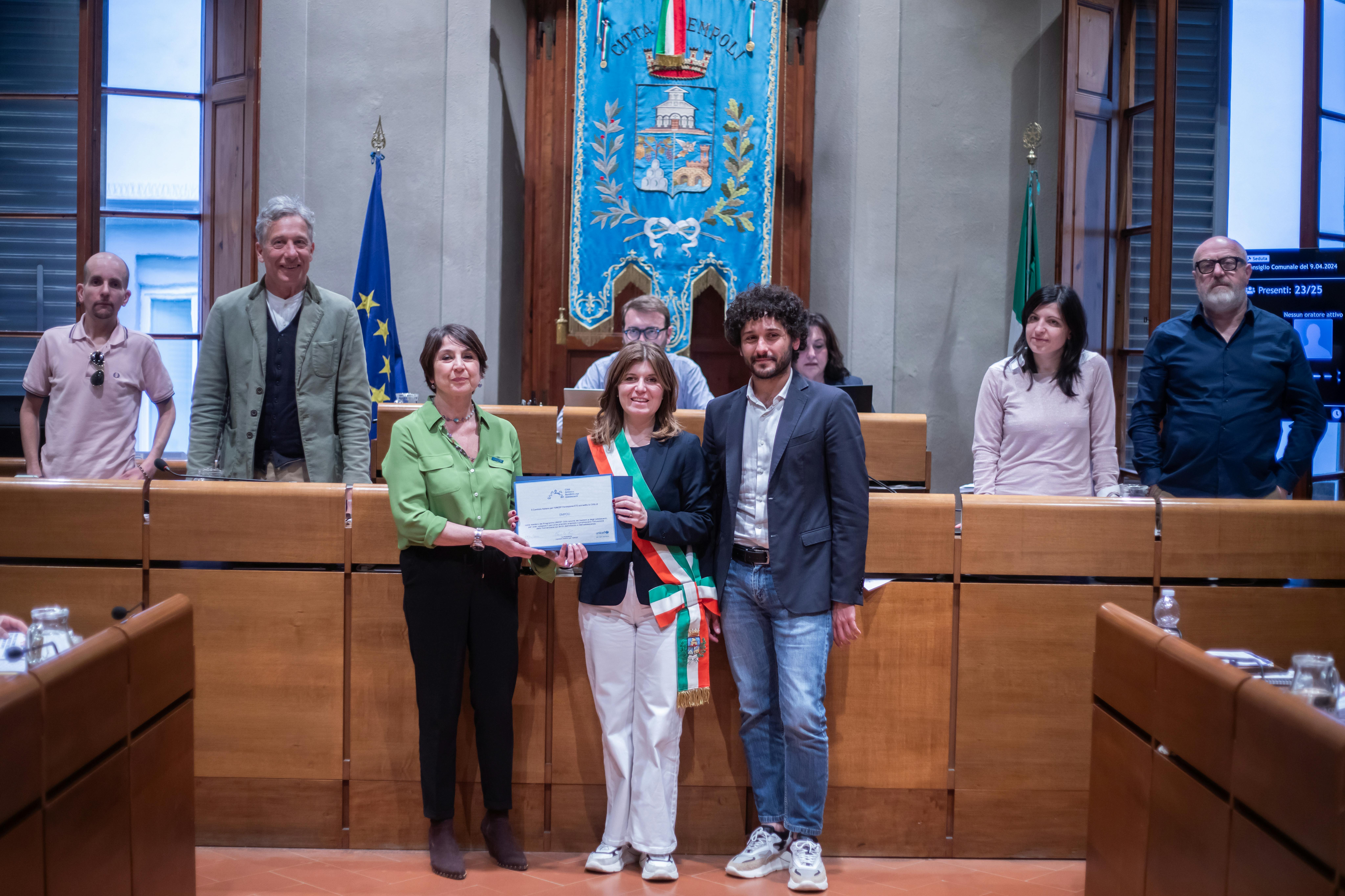 Da sinistra la presidente del Comitato UNICEF di Firenze Olivia Castellino, la sindaca di Empoli Brenda Barnini e il vicesindaco Fabio Barsottini