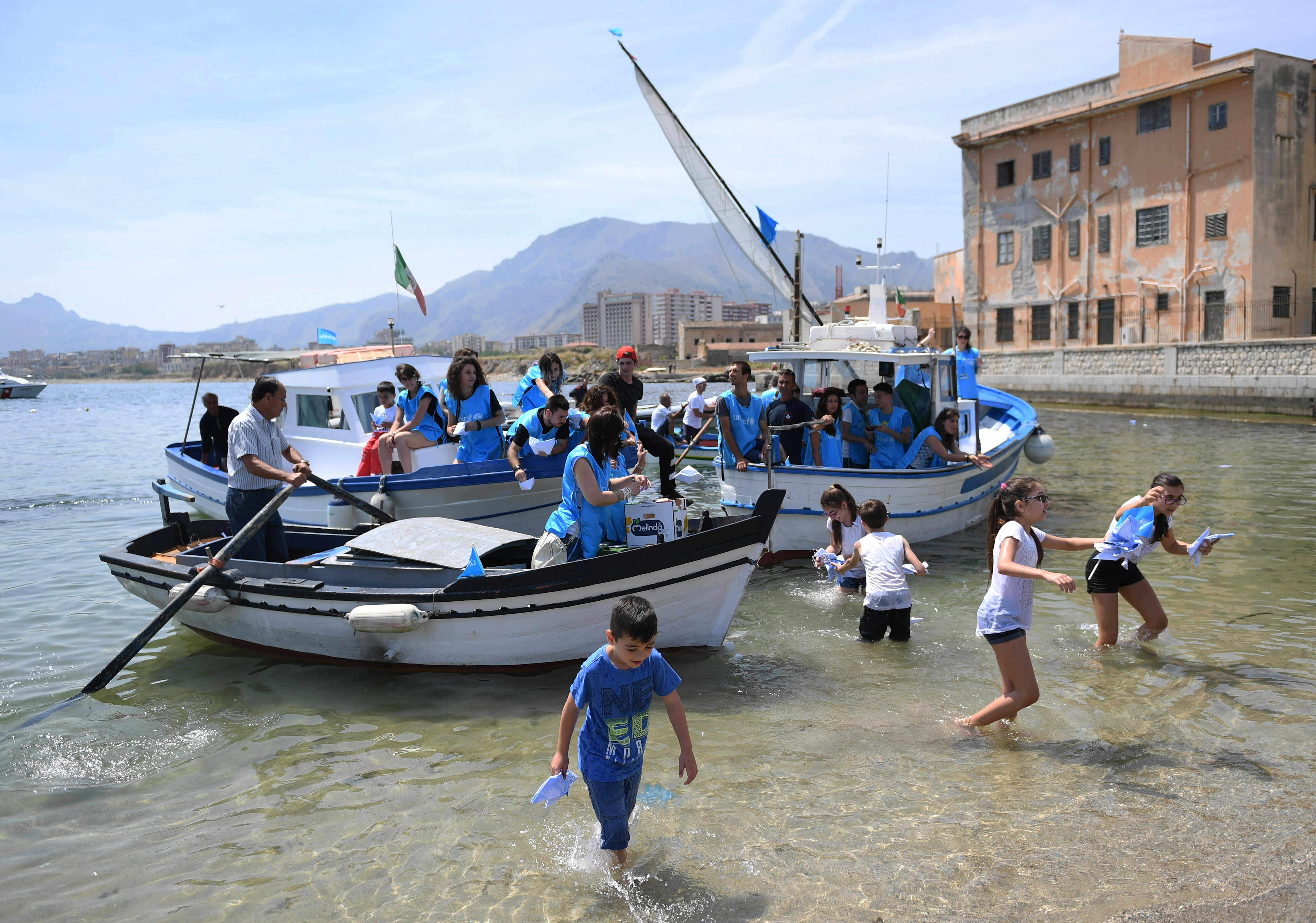 G7 a Taormina. Dalla spiaggia di Palermo prendono il largo le barchette di carta fatta dai bambini per dire basta alle stragi nel Mediterraneo .