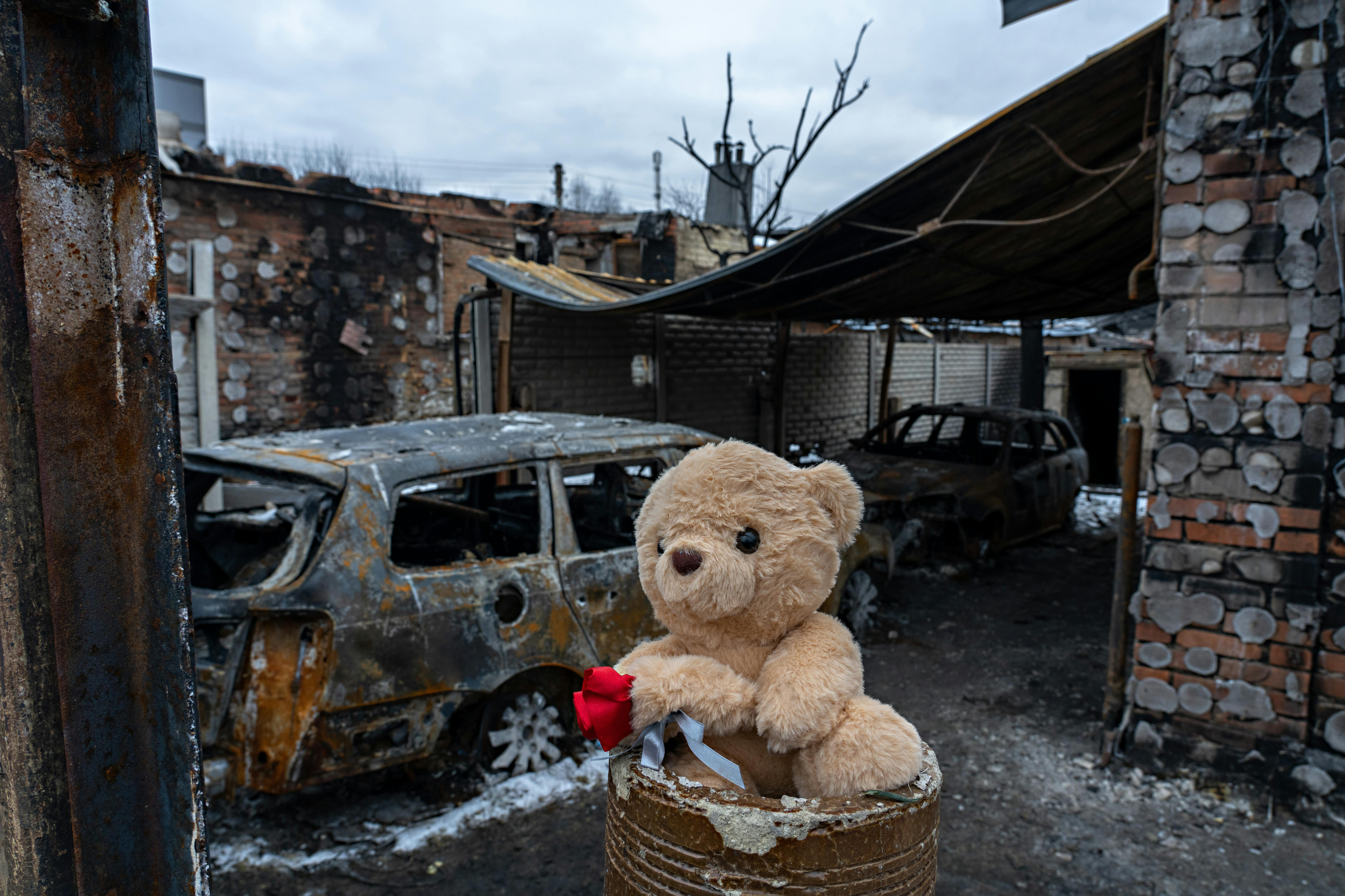 una casa distrutta in una zona residenziale devastata dal conflitto militare a Kharkiv,