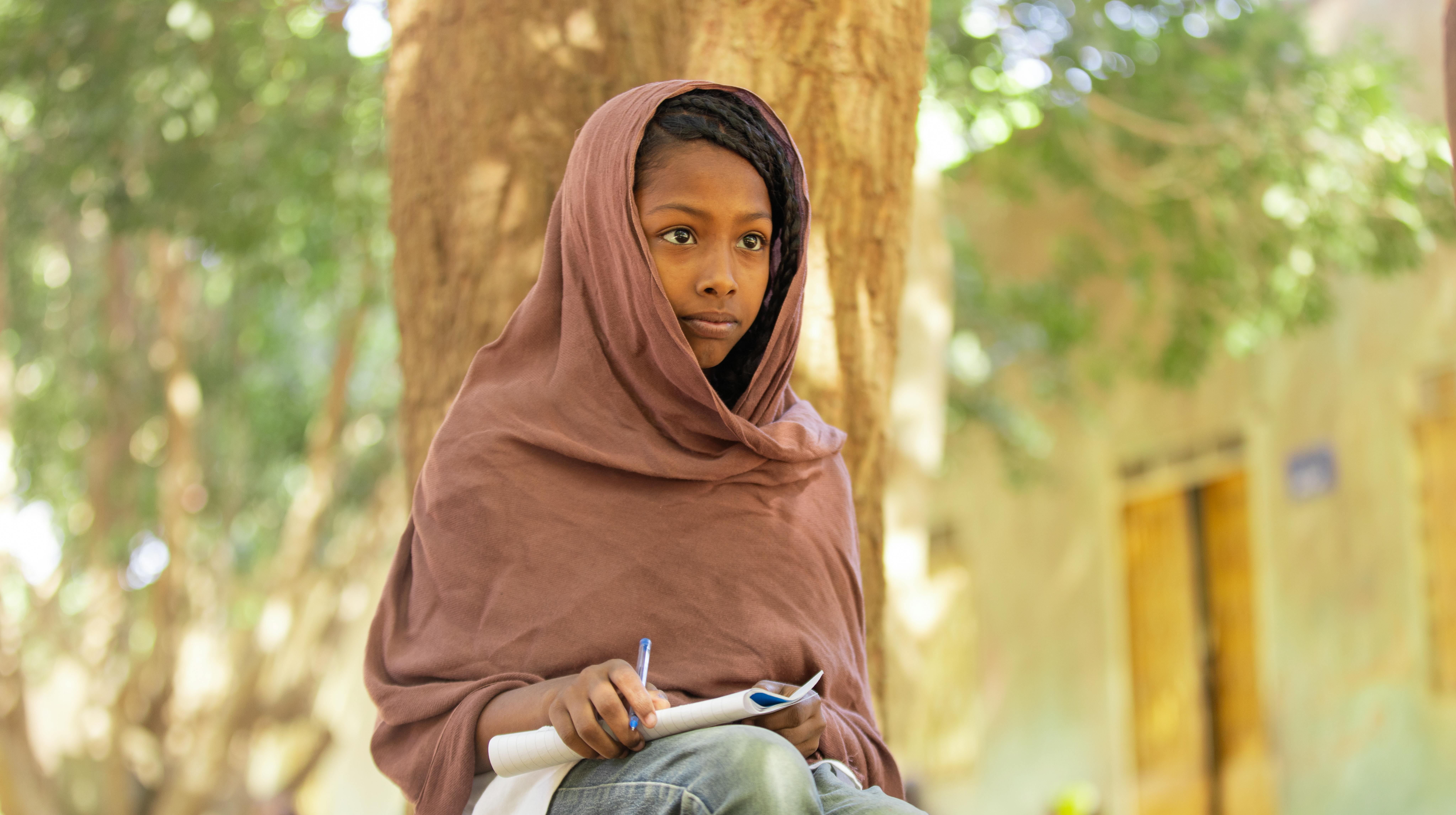 Sudan: Samar, 11 anni, sfollata da Khartoum con la sua famiglia vive in un'aula di una scuola elementare nello stato di Kassala.