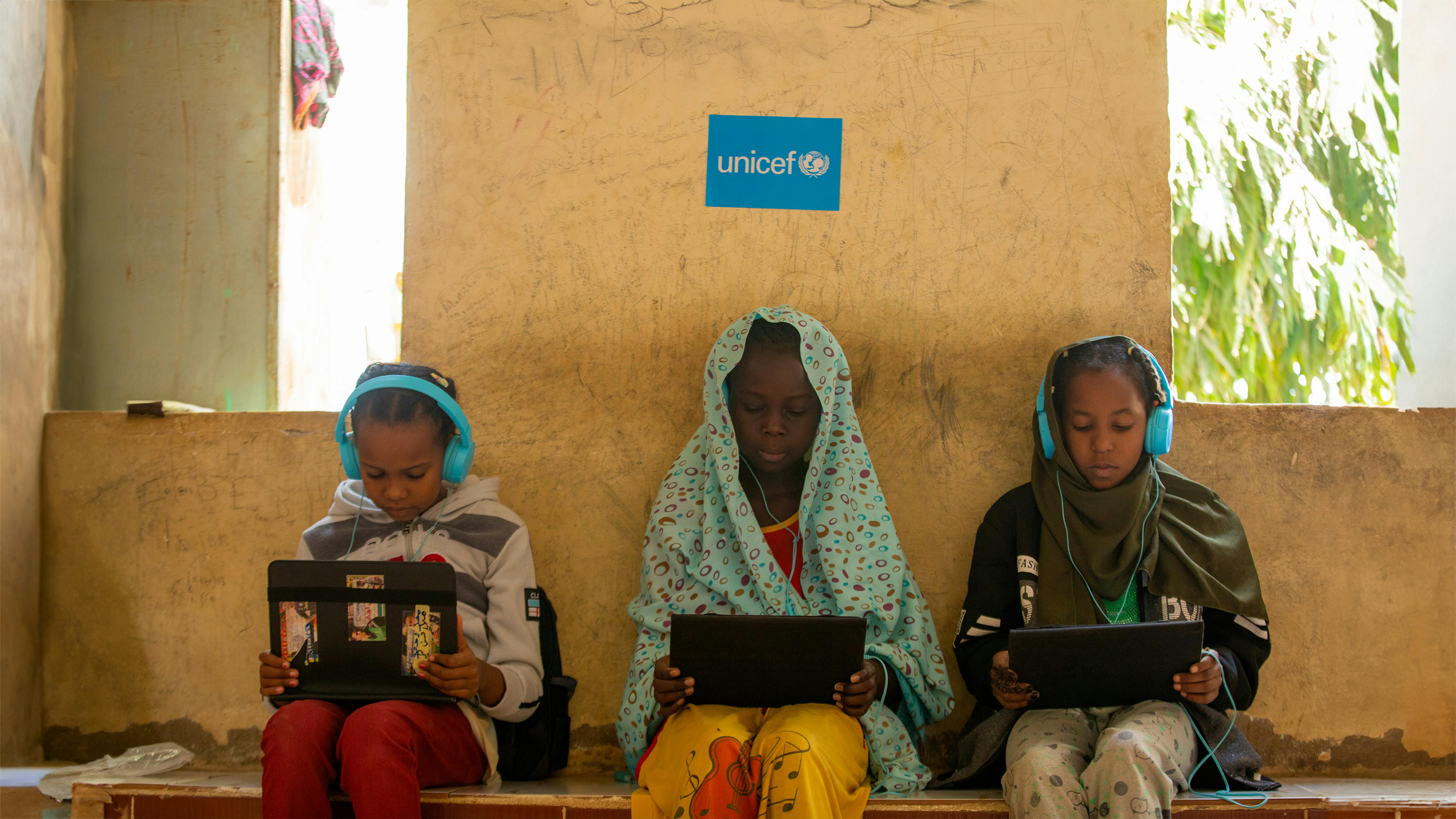 Sudan - I bambini sfollati partecipano a una sessione di apprendimento digitale nel campo per sfollati interni di Al Salam, nello stato di Kassala.