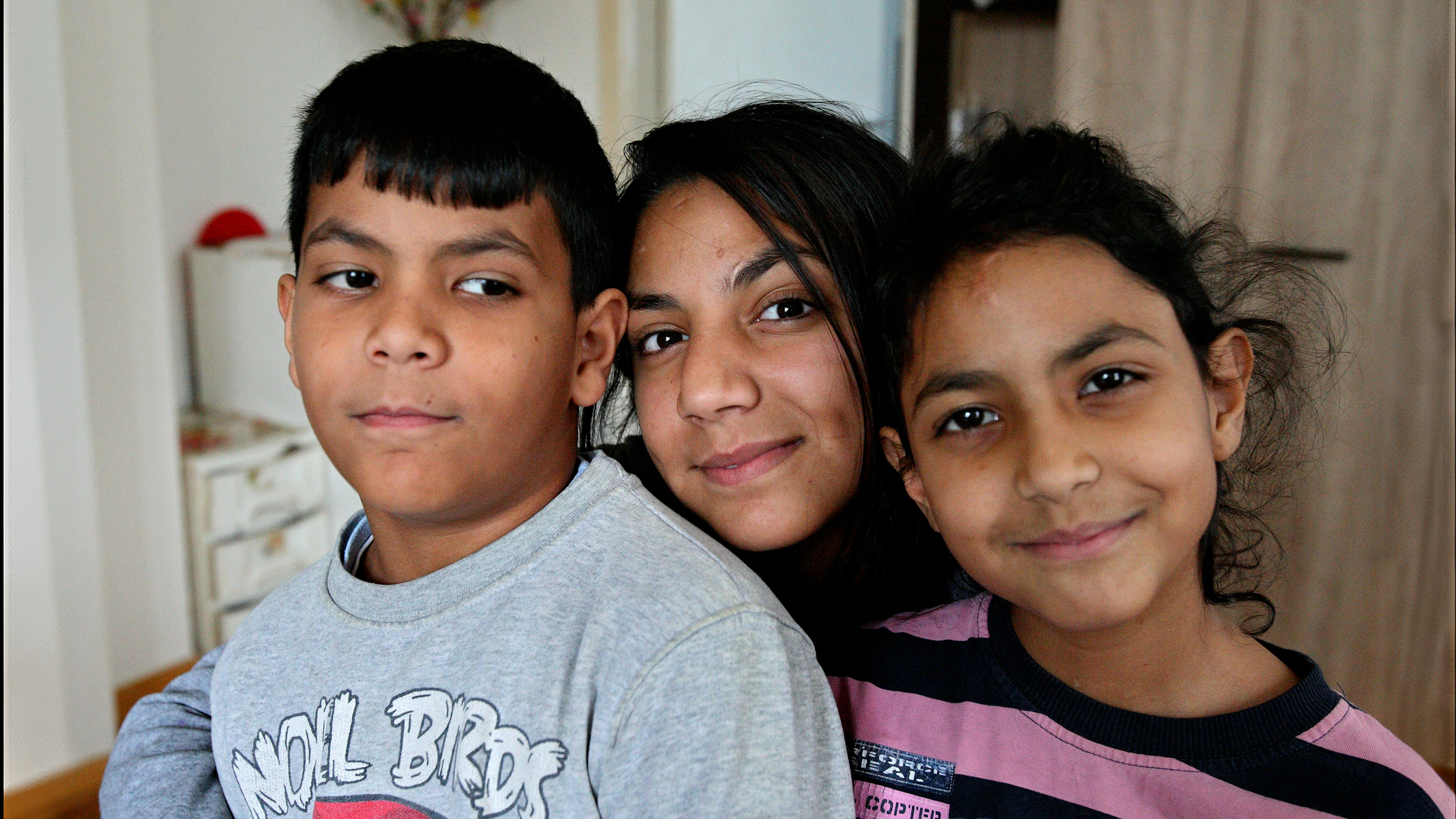 Serbia - Djevahire (13), Fatmire (9) e il figlio Gzim (8) nella loro casa a a Belgrado,