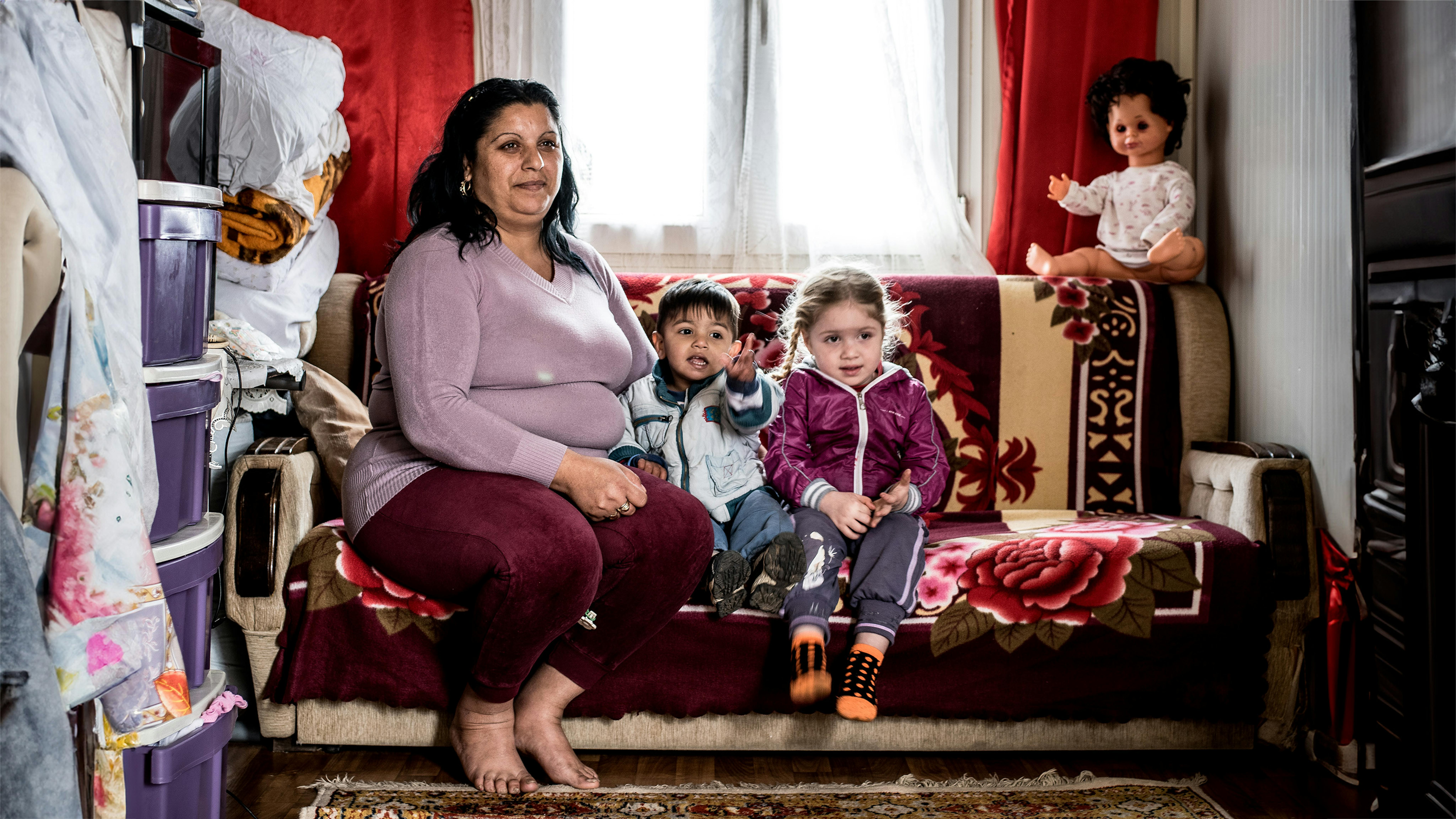 Serbia - Sonja Selimovic, 38 anni, e i suoi figli, Andelja, 3,5 anni e Alan, 1 anno e 8 mesi, nella loro casa in un insediamento rom a Palilula, alla periferia di Belgrado