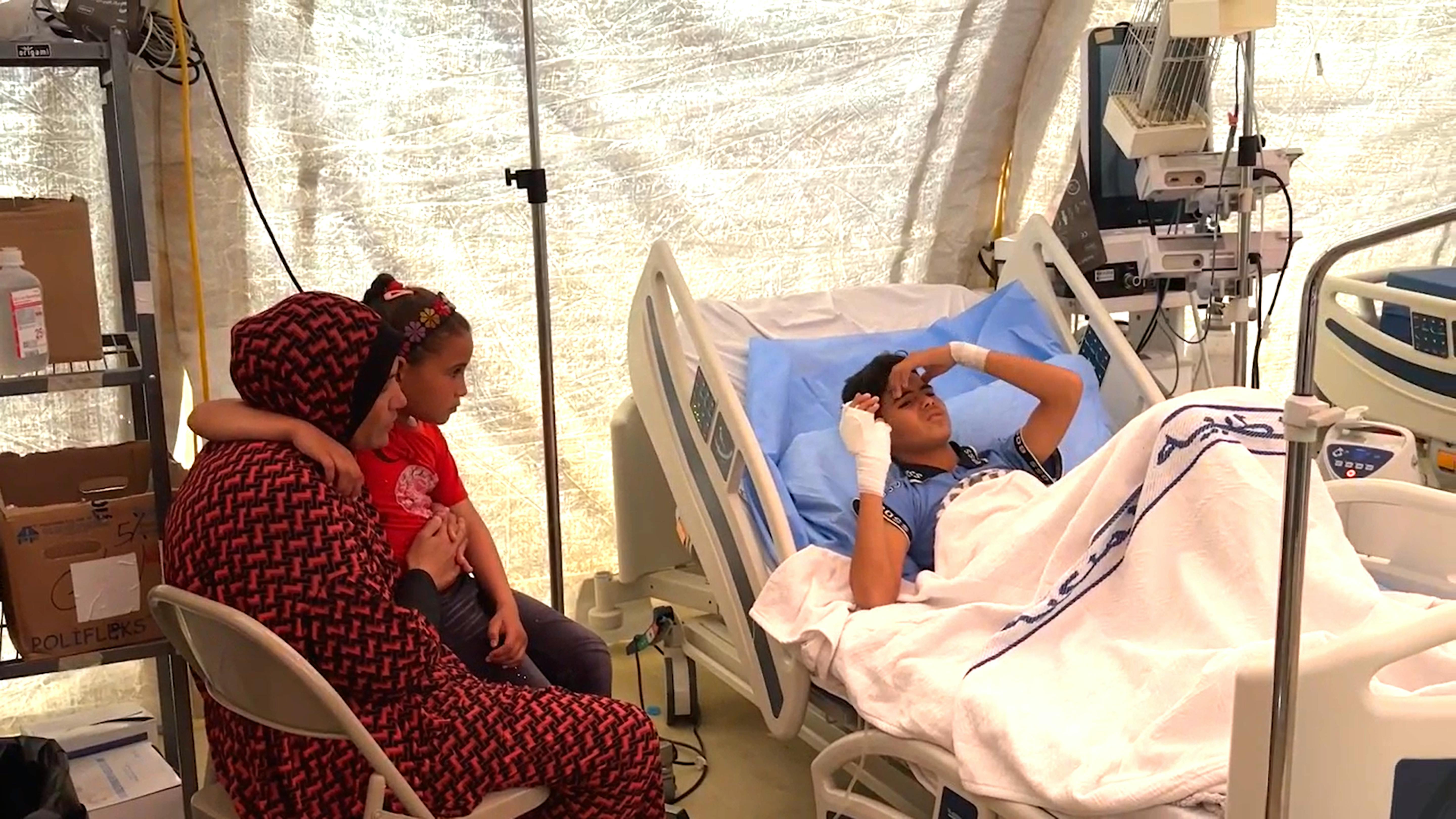 Yousef, 14 anni, è uno dei pazienti ricoverati nell'ospedale da campo Khan Yunis. Ha perso suo padre in una sparatoria e racconta il calvario subito dalla sua famiglia nell'assurda guerra di Gaza