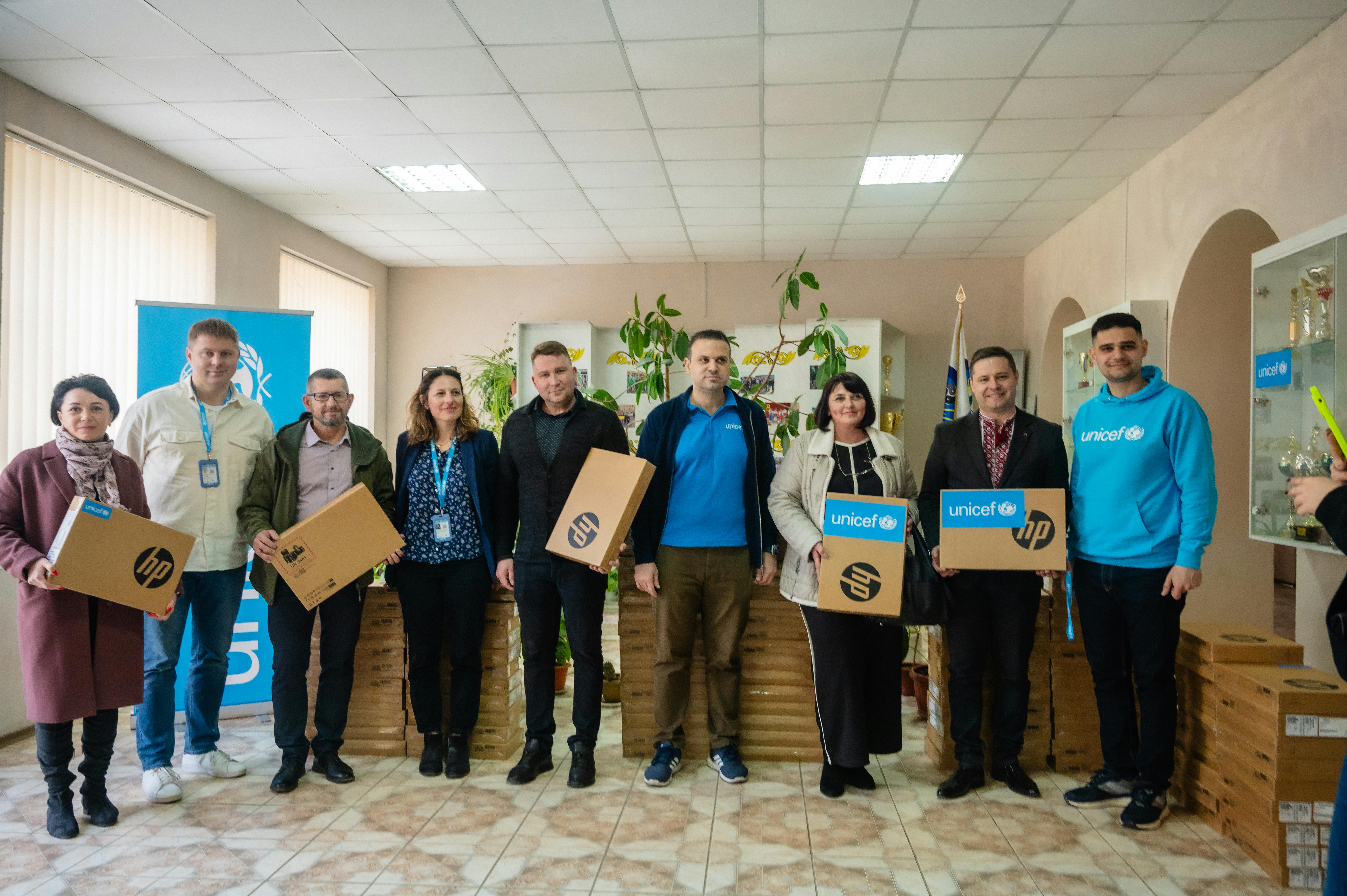 Ucraina. Delegazione dell'UNICEF con le autorità governative durante la consegna dei laptop.