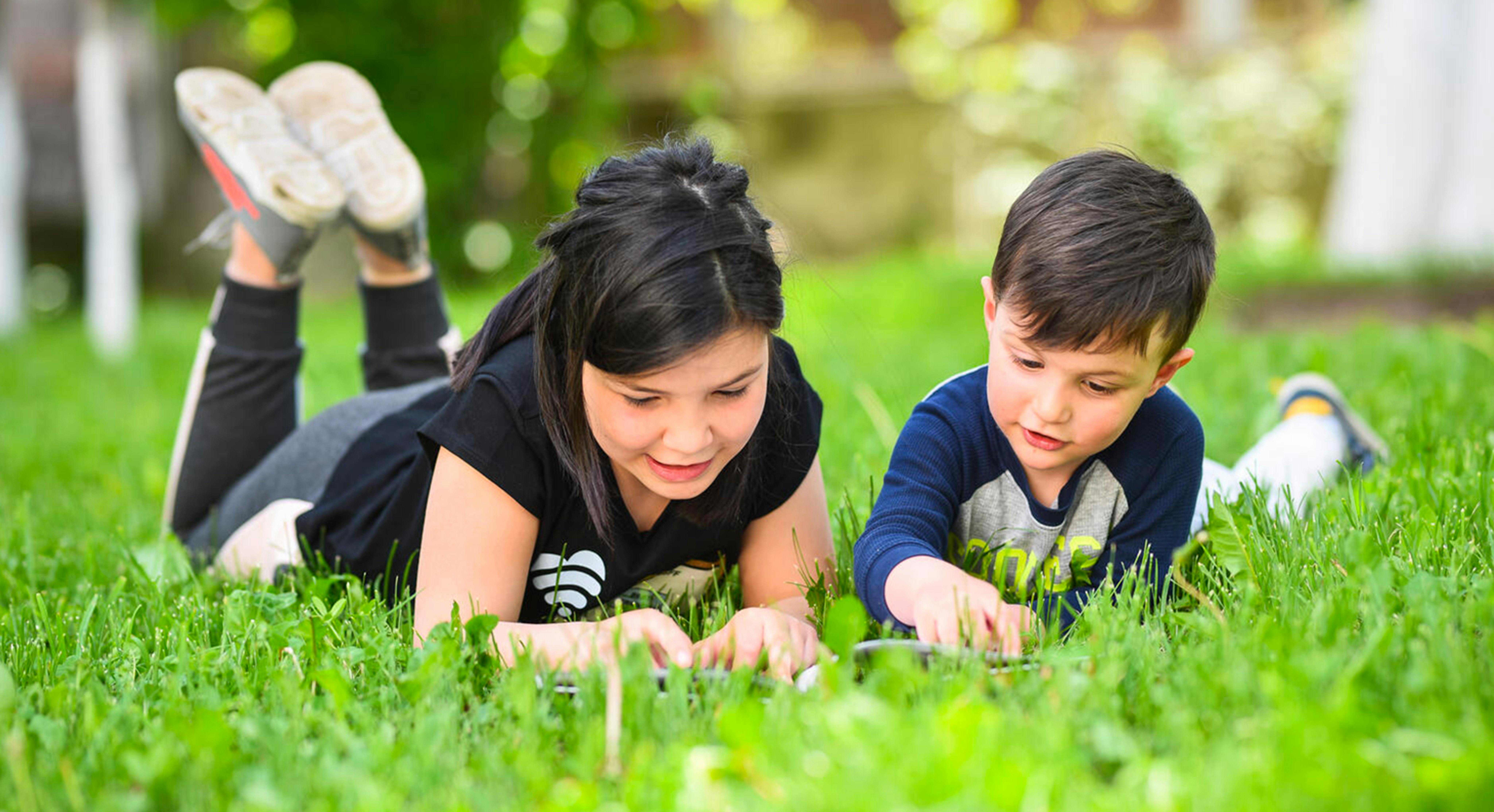 Bambini distesi sul prato - Hero diritti in Comune