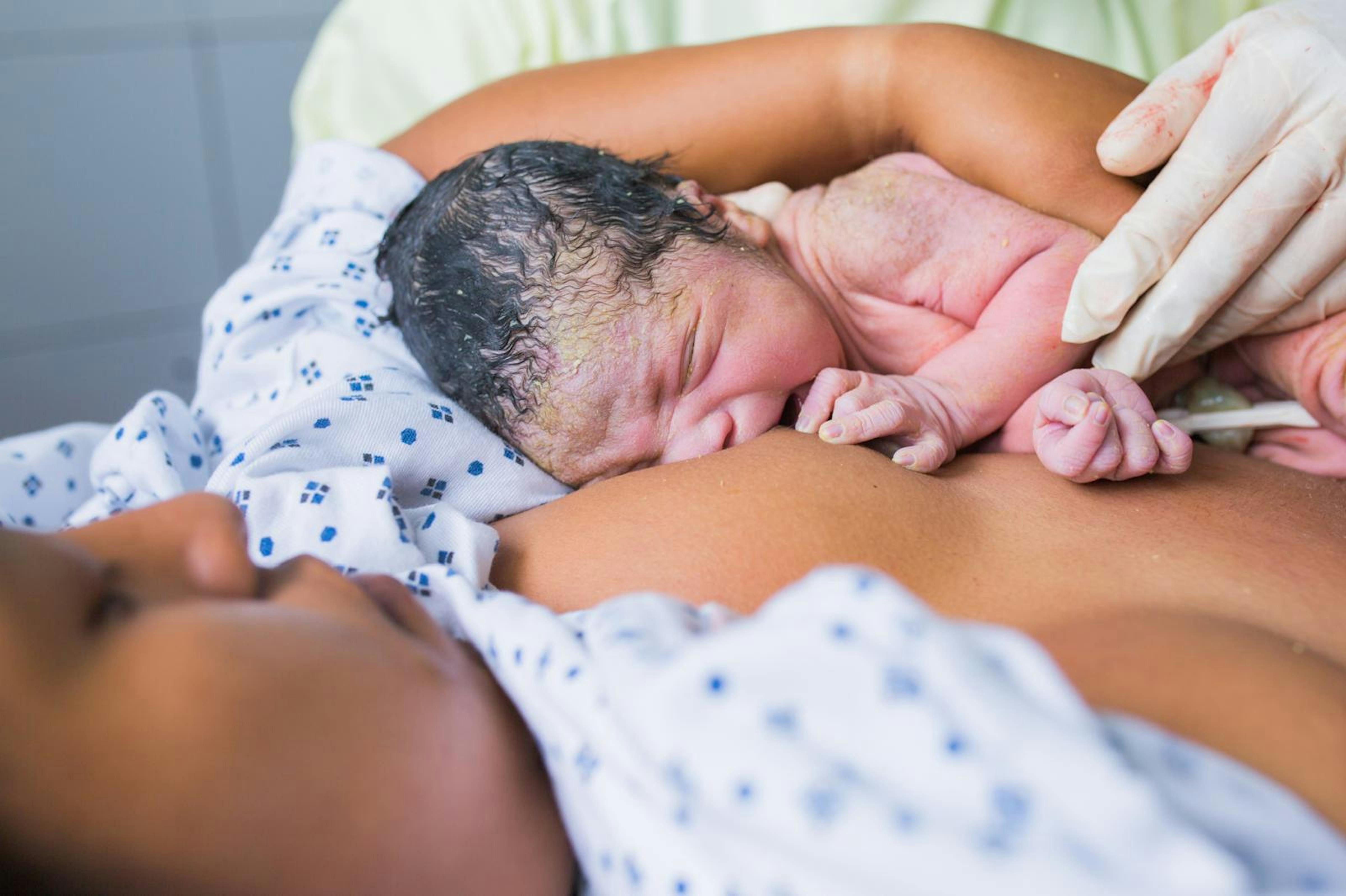 Mamma alatta il suo bambino appena nato