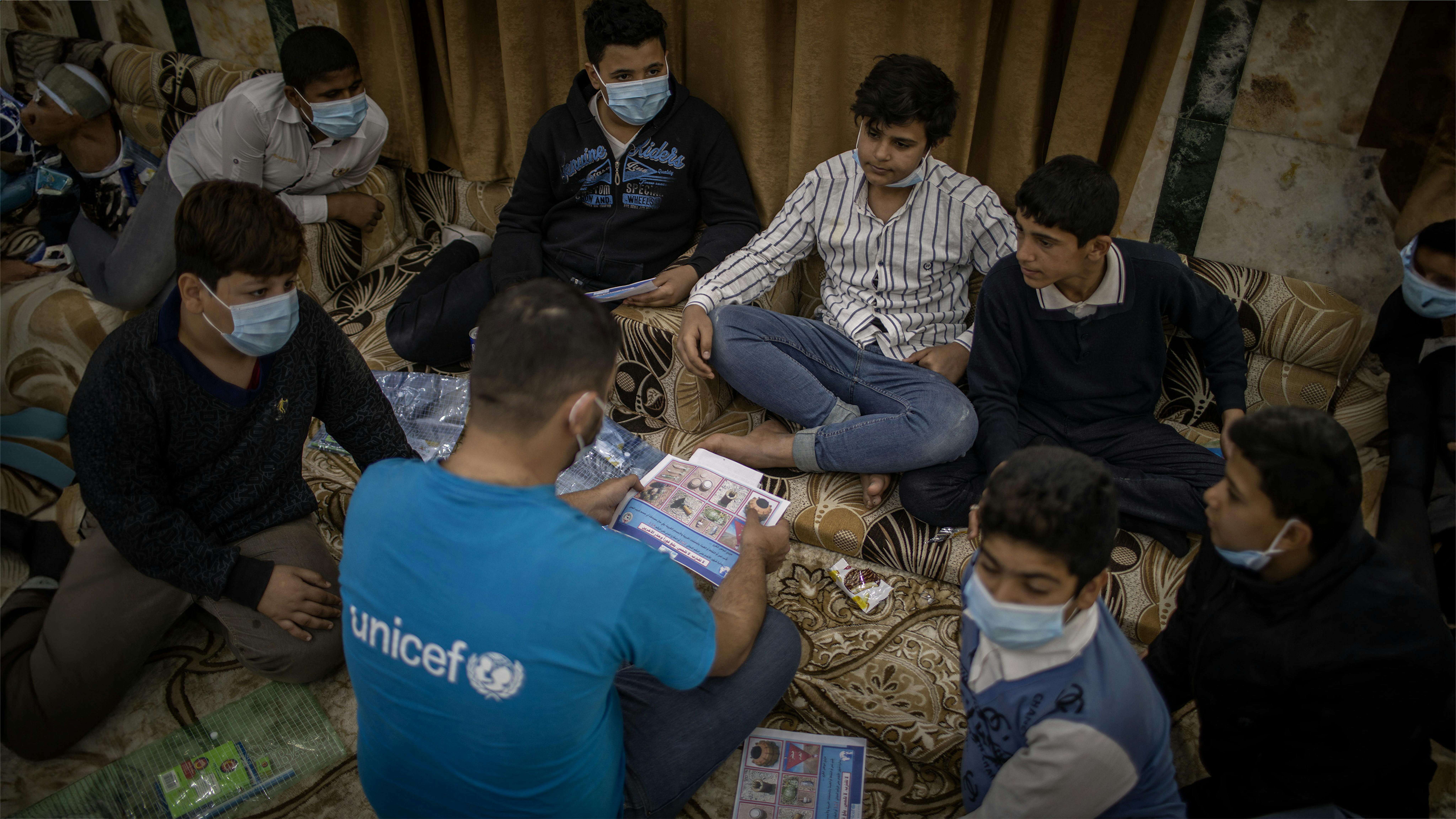 Iraq, una squadra dell'UNICEF conduce una sessione di formazione sul rischio mine in uno spazio a misura di bambino sostenuto dall'UNICEF