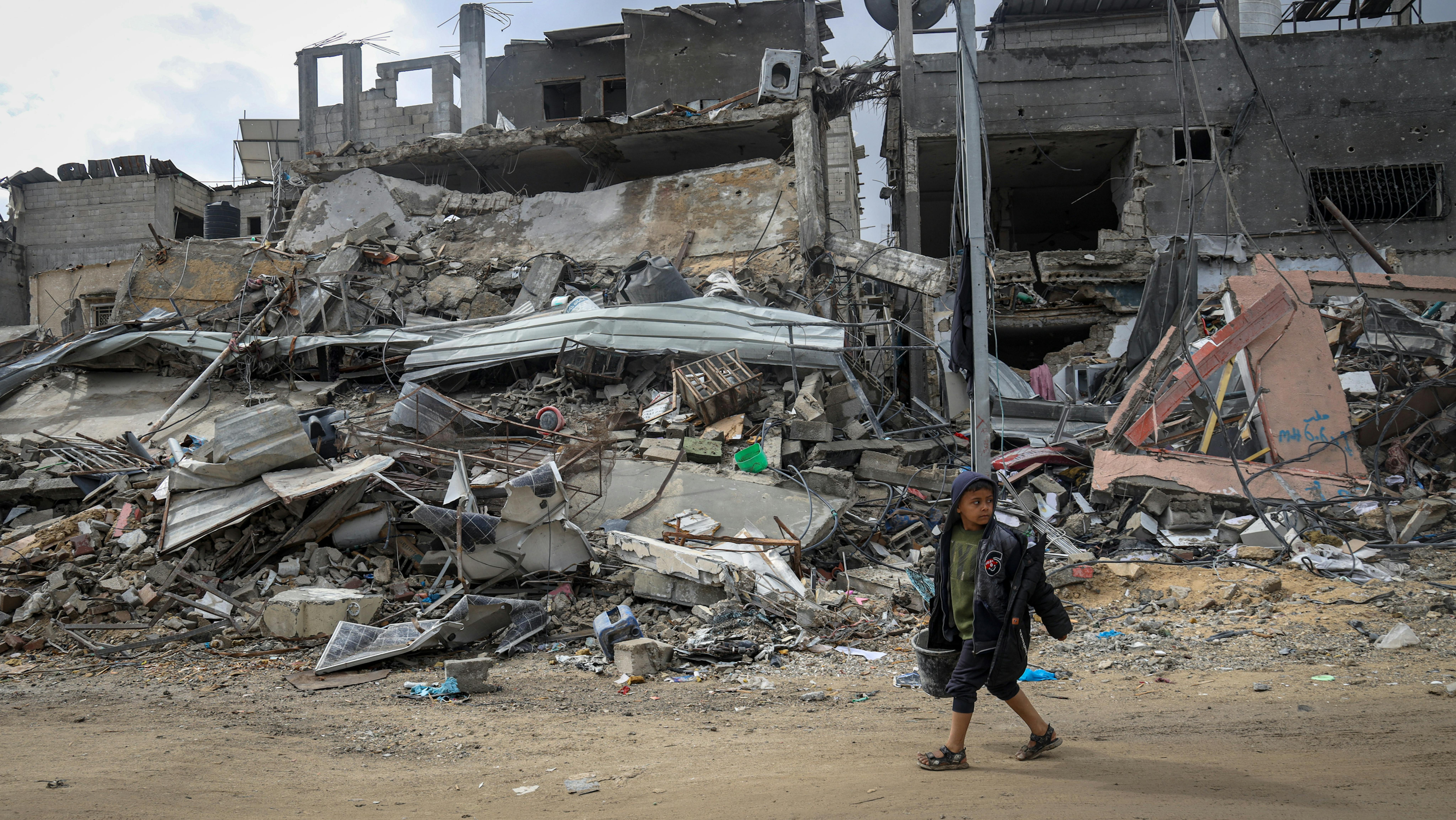 Striscia di Gaza - Tamer, 9 anni, cammina tra le macerie del suo quartiere distrutto a Khan Younis