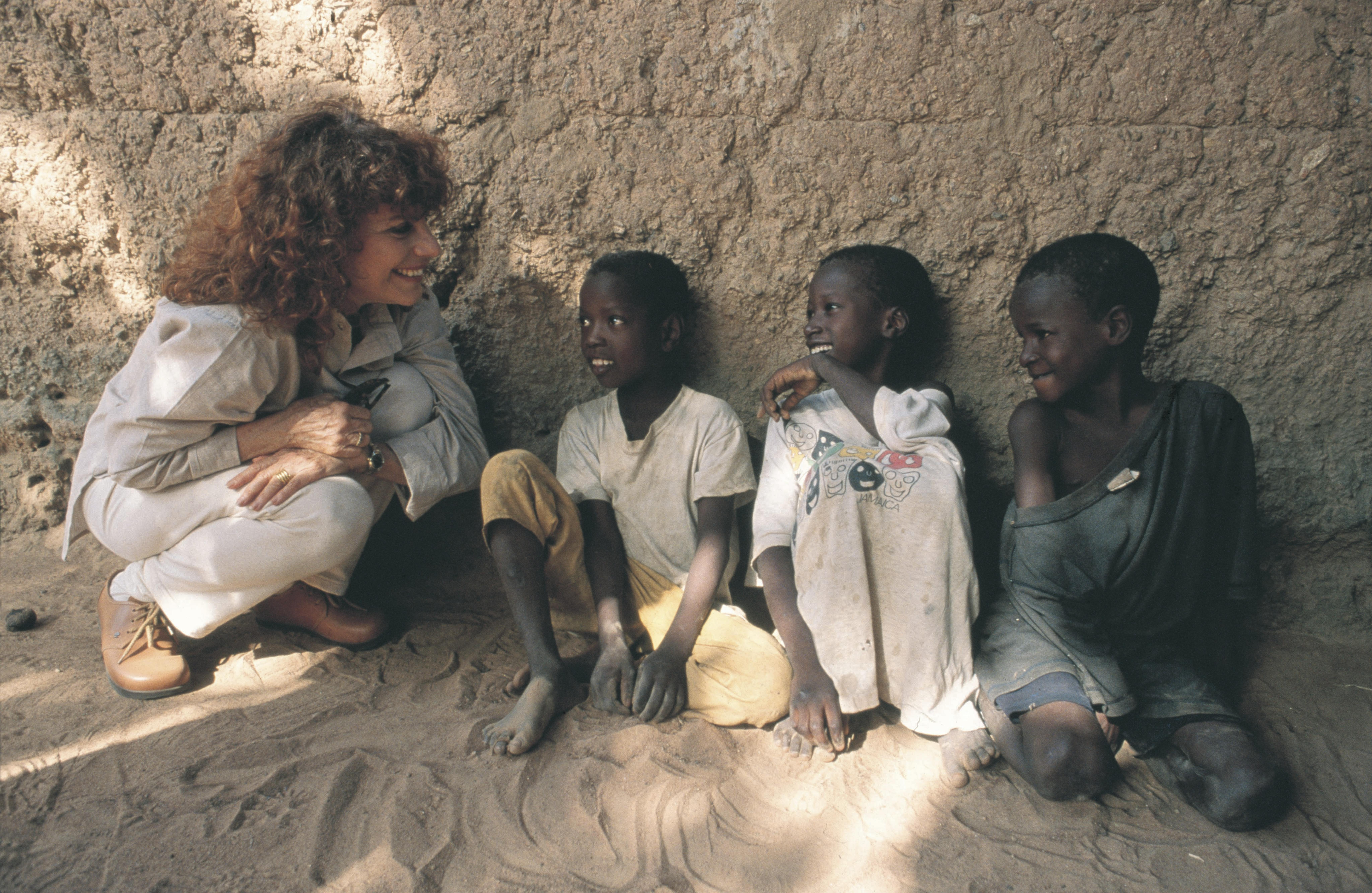 Simona Marchini, attrice, autrice e regista, in missione come Goodwill Ambassador dell'UNICEF Italia in Togo e Benin nel 1997