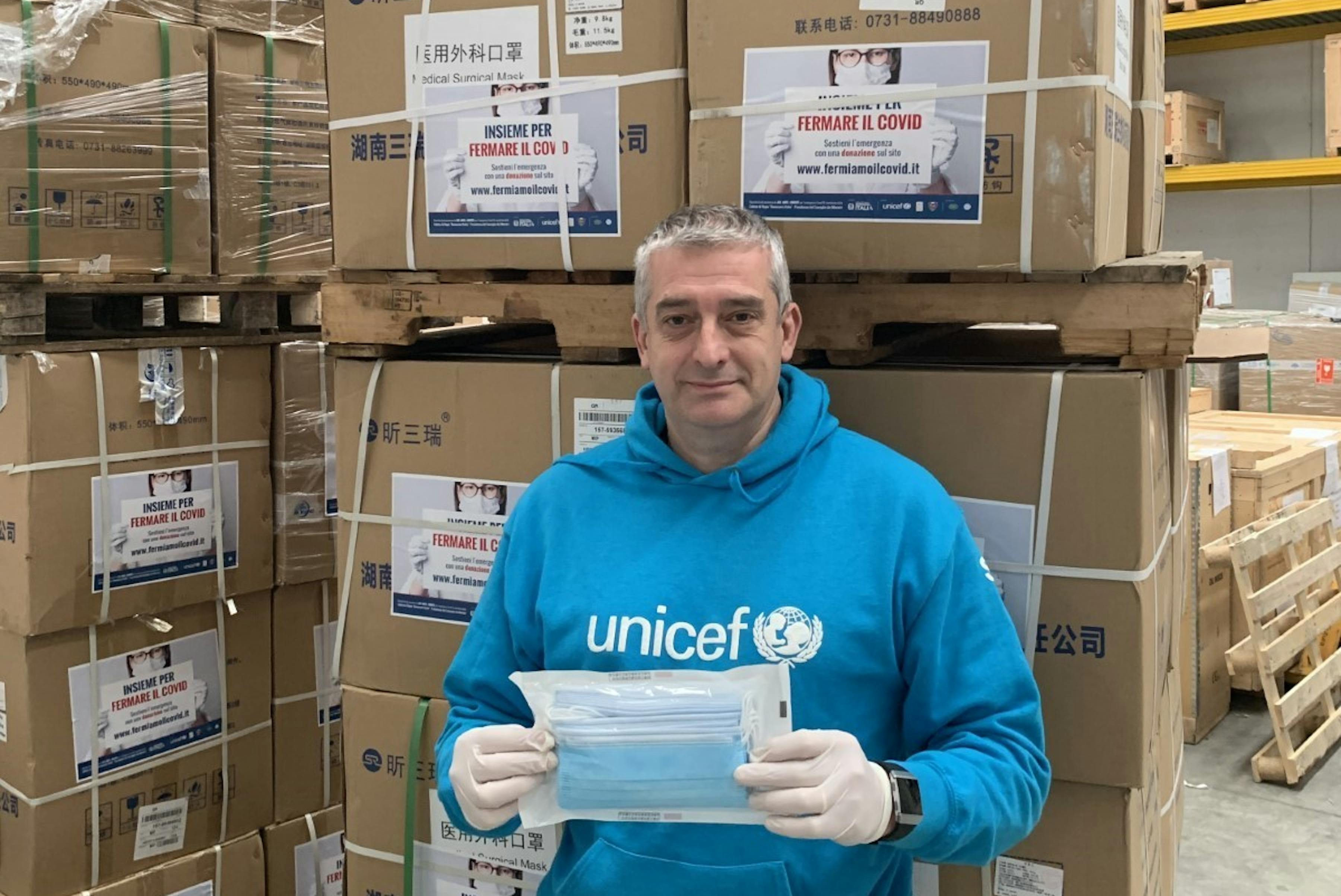 Il Direttore dell'UNICEF Italia, Paolo Rozera, presso il magazzino della Protezione Civile di Roma all'arrivo dei tir dell'UNICEF con i dispositivi di protezione contro il COVID-19