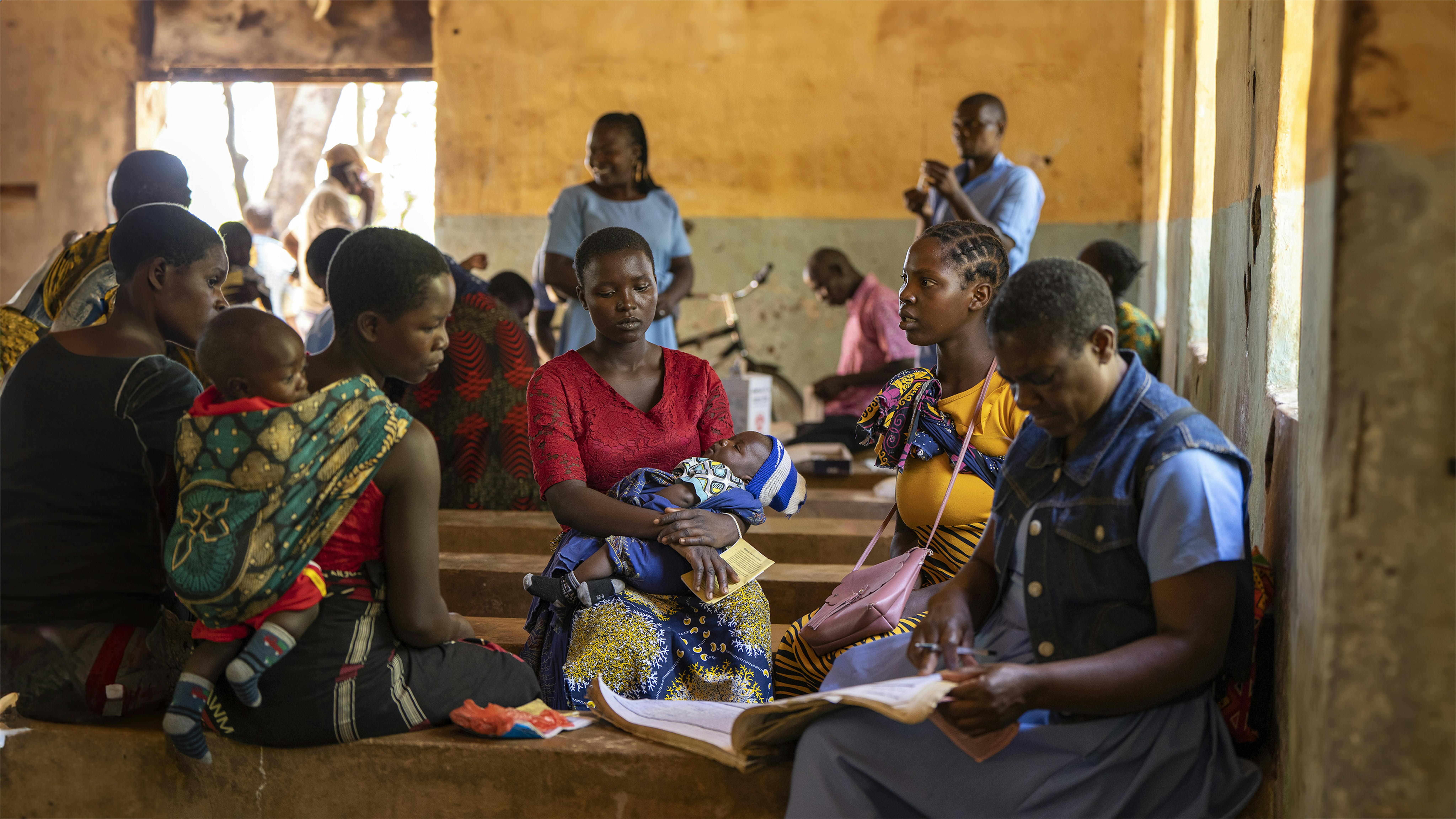 Malawi. donne e bambini attendono il loro turno per rieve la vacinazione contro la malaria
