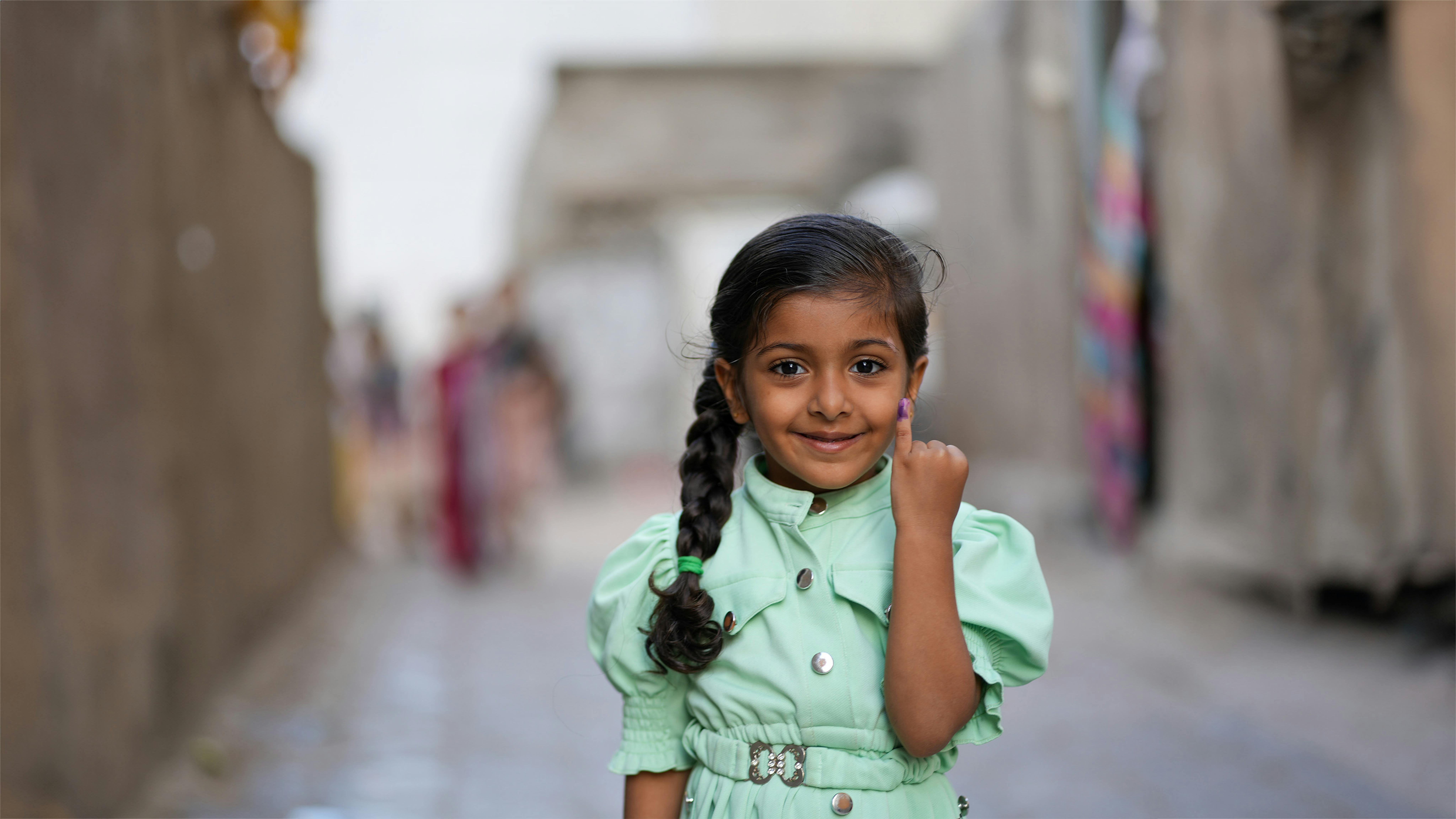Yemen - Una giovane ragazza sorride orgogliosa mentre mostra il dito segnato dopo essere stata vaccinata contro la poliomielite