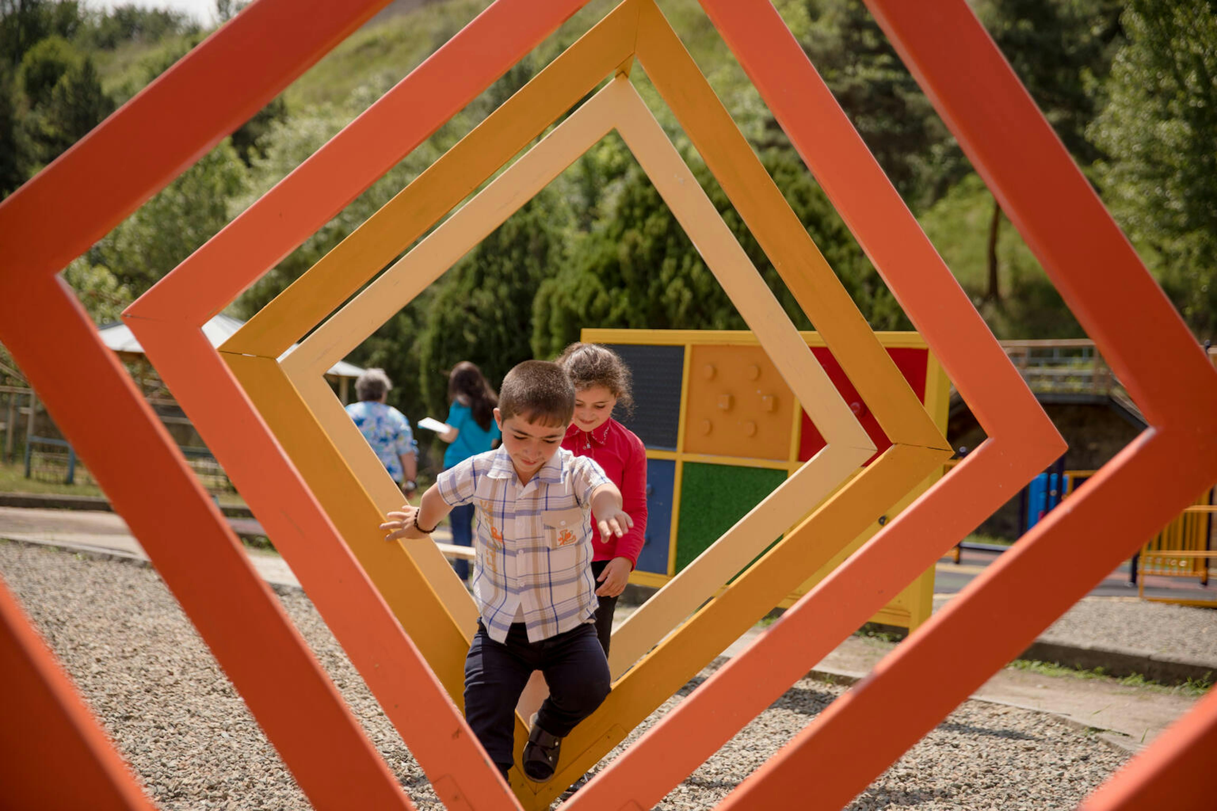 Armenia - Gevorg sta giocando nel parco giochi inclusivo con la sua amica Syuzanna.