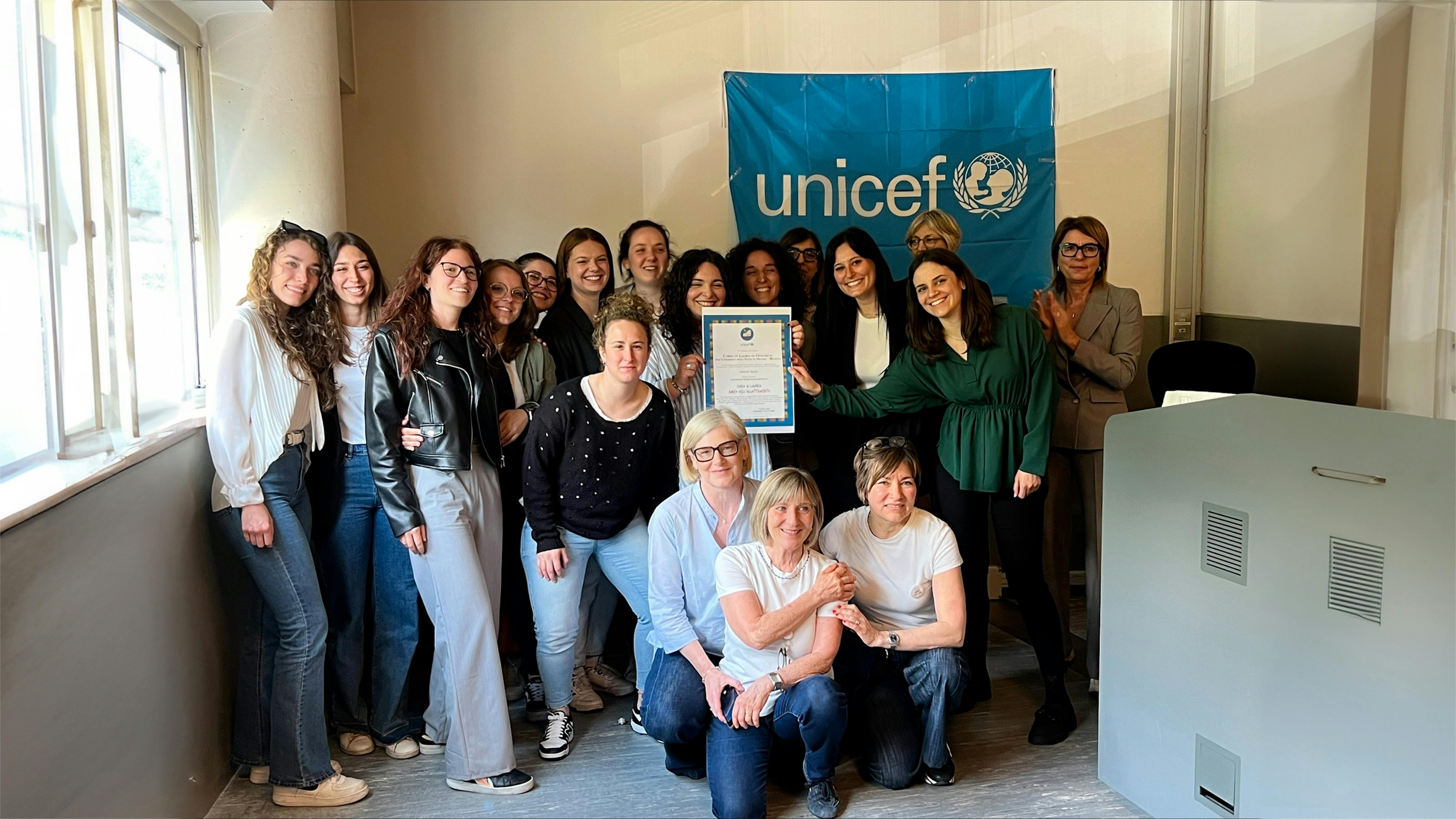 Milano - foto di gruppo del  corso di laurea in Ostetricia dell’Università Milano Bicocca “Amico dell’allattamento”
