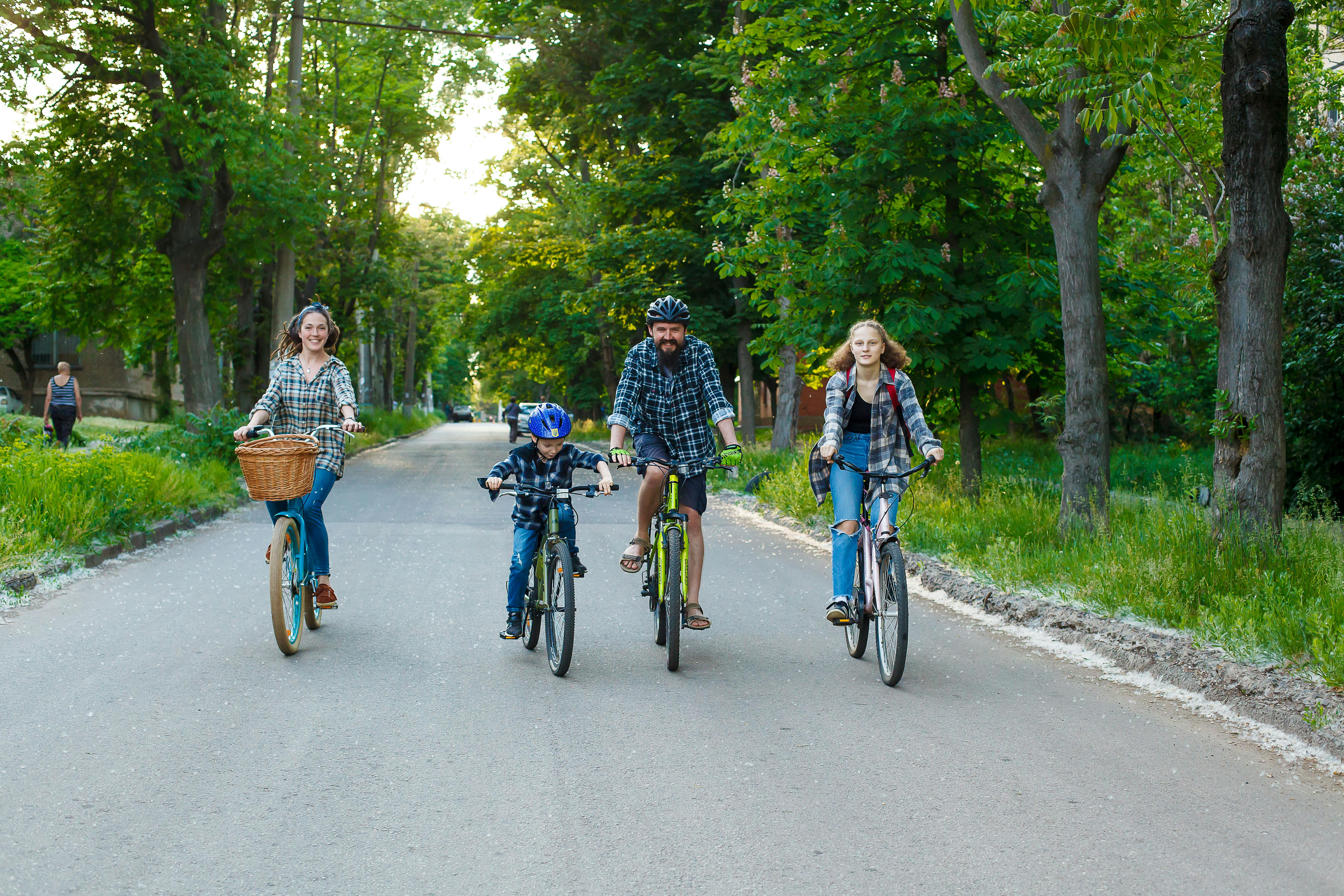 Ucraina. Roman e Yevhenia di Kryvyi Rih, che hanno adottato Yuliia (15) e Mark (8), durante un giro in bicicletta.