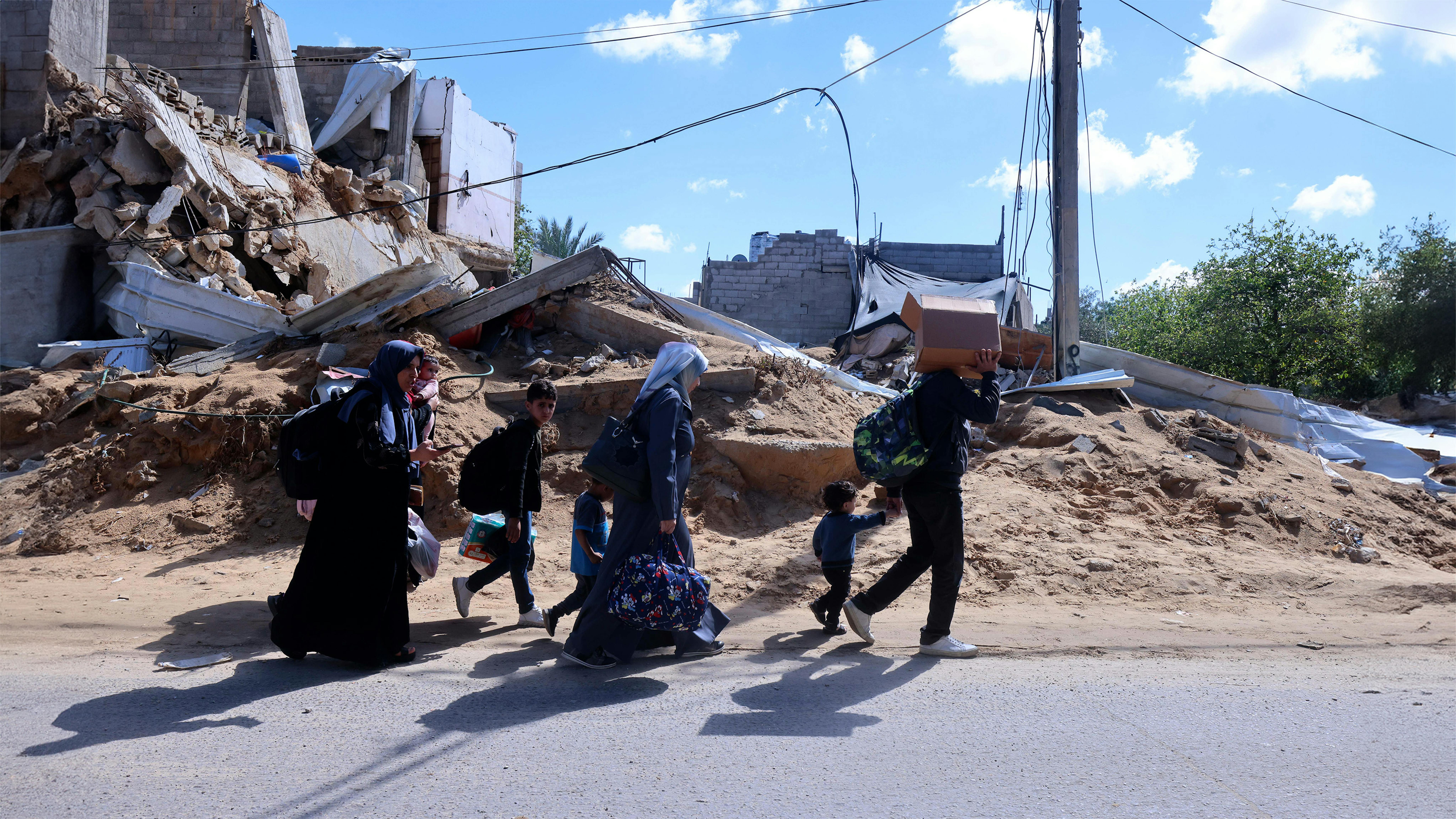 Una famiglia palestinese con i propri figli fugge dalla propria casa in mezzo all’aumento delle ostilità. a Rafah, a sud della Striscia di Gaza.