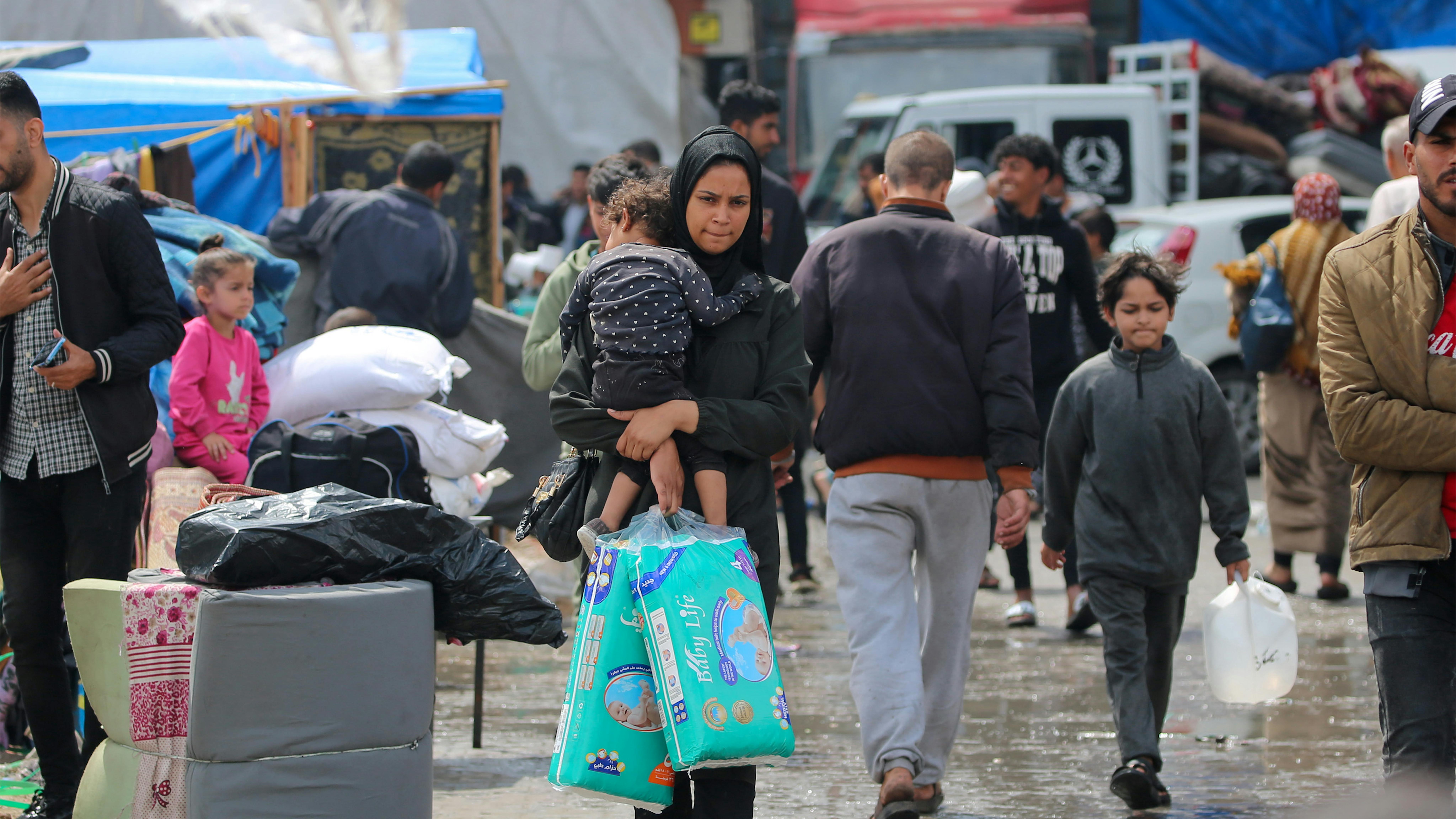 Una famiglia palestinese con i propri figli fugge dalla propria casa in mezzo all’aumento delle ostilità. a Rafah, a sud della Striscia di Gaza.