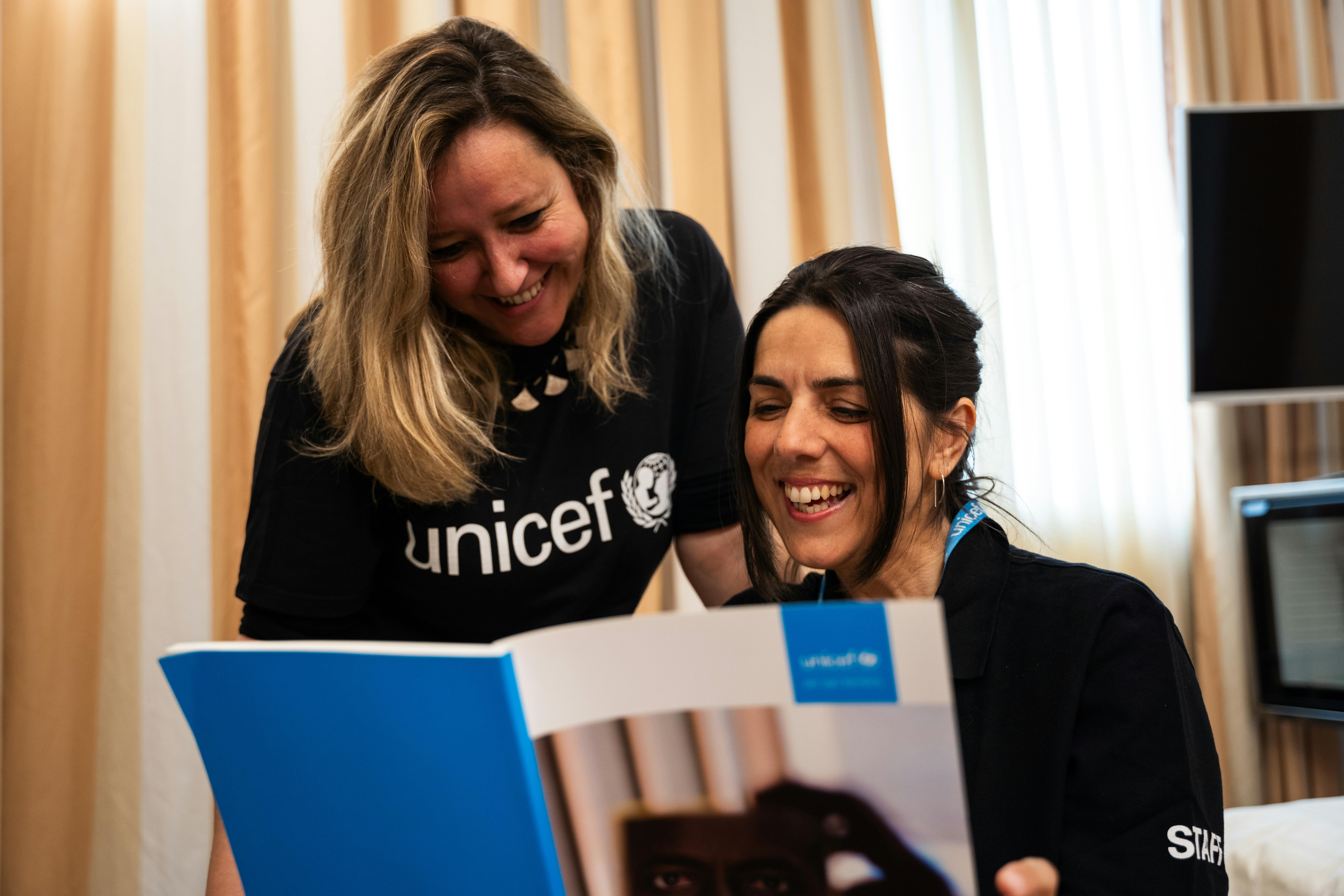 Staff UNICEF nel corso di un incontro