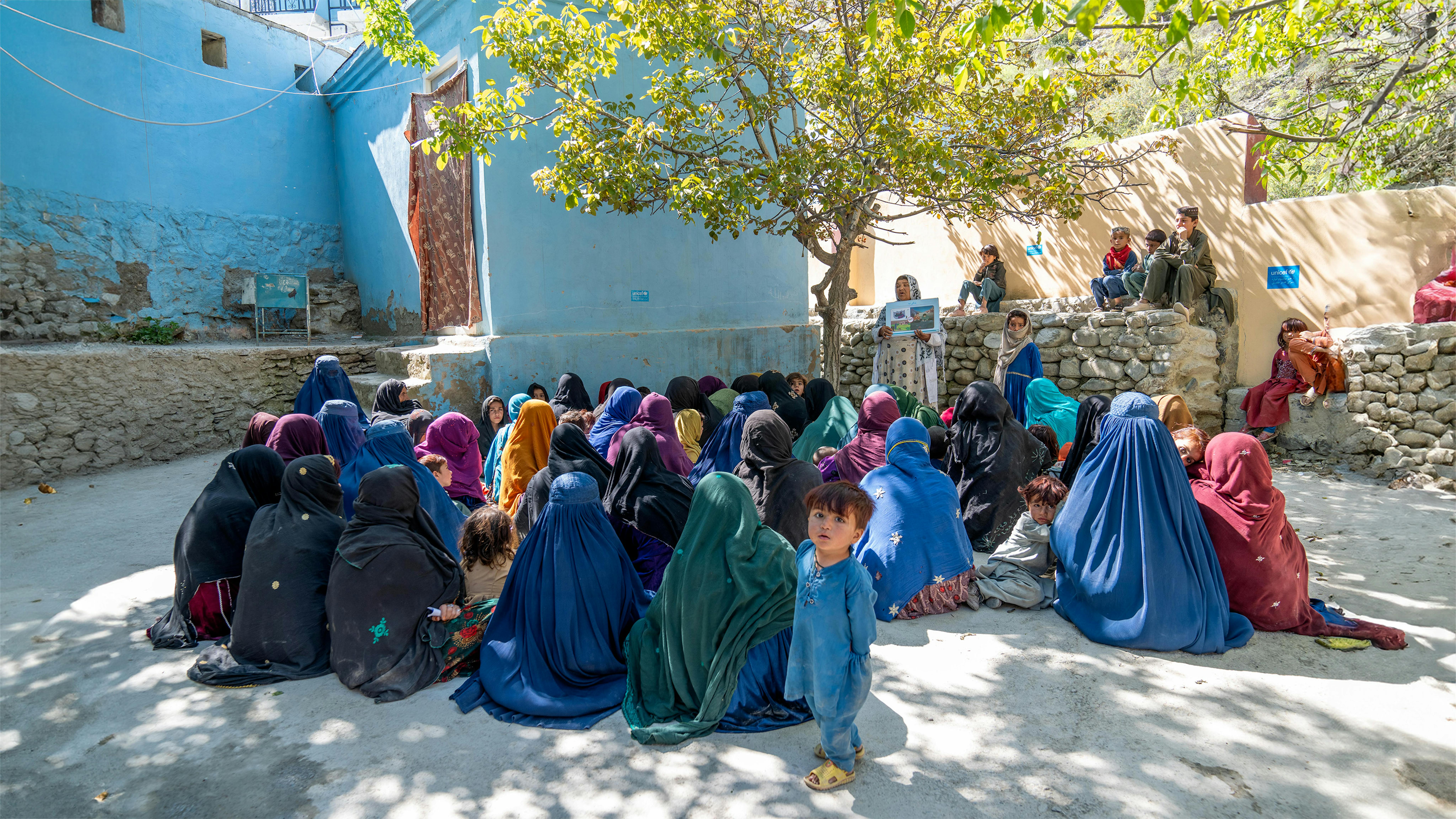 Afghanistan, presso la clinica di Spera , nella provincia di Khost, cinquanta donne siedono a gambe incrociate, ai piedi di un'operatrice che spiega alcune nozioni fondamentali su salute e vaccini