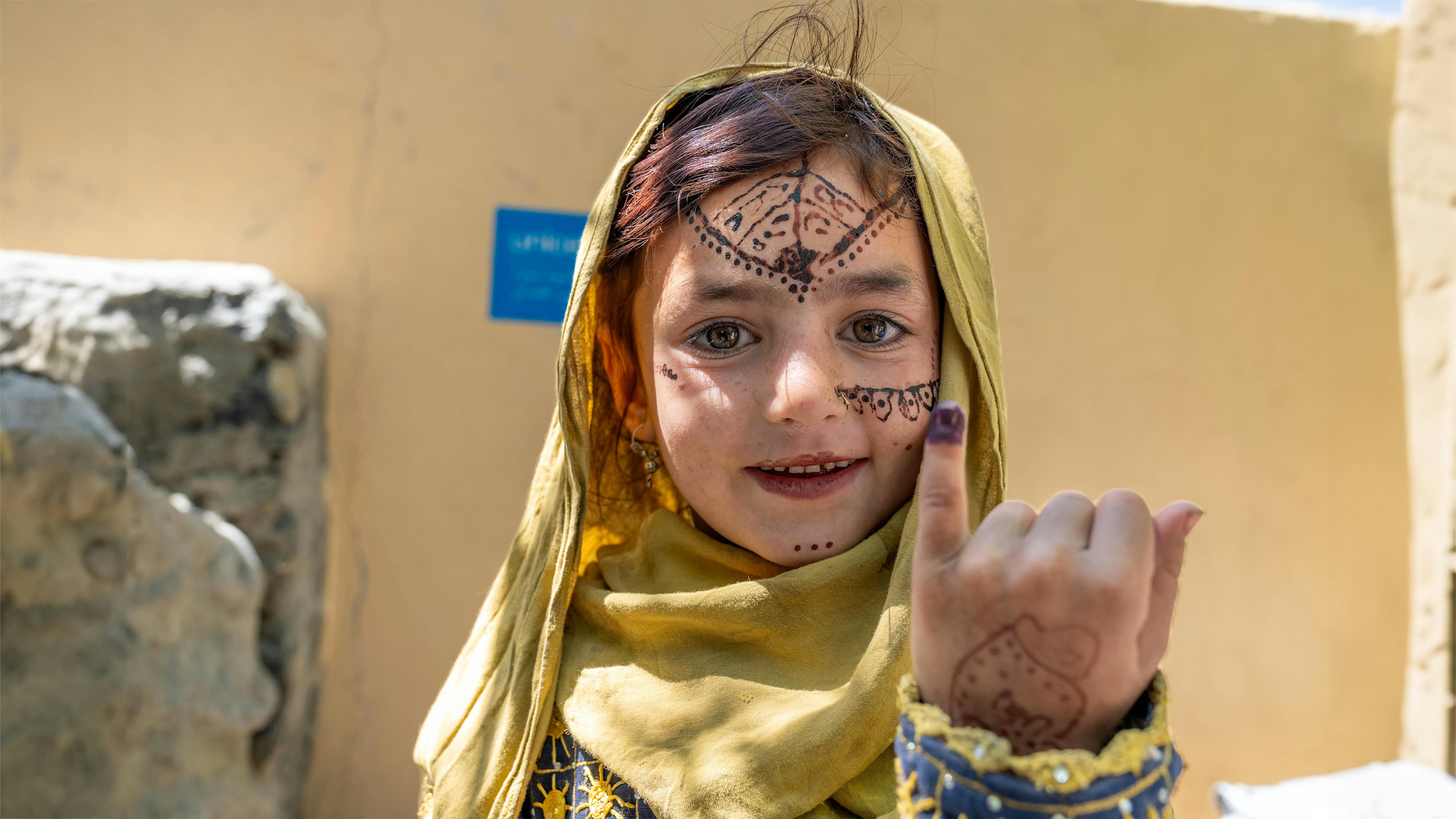 Afghanista, presso la clinica di Spera una bambina mostra il segno di inchiostro sul dito che ha ricevuto dopo essersi vaccinata contro la poliomielite.
