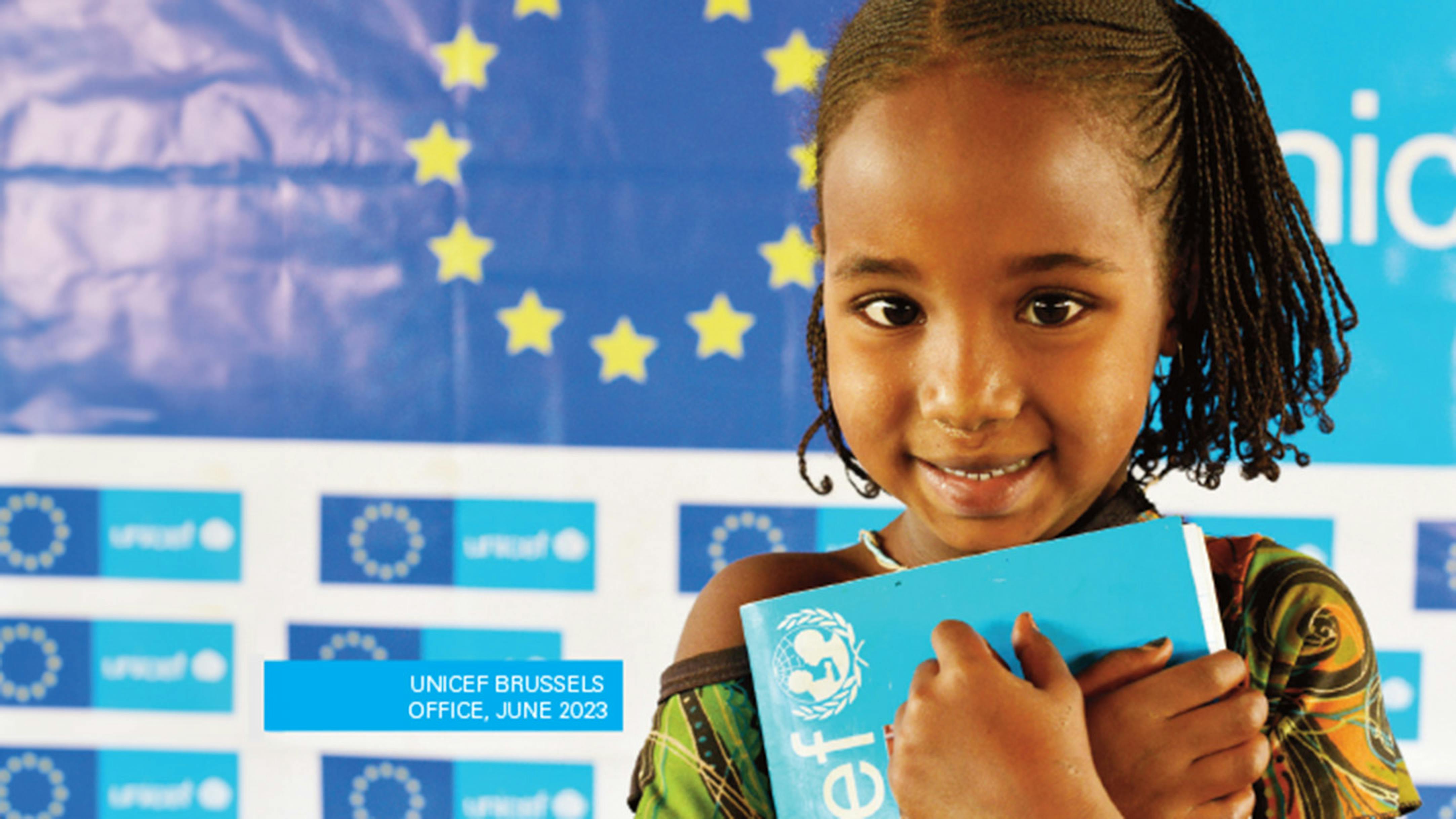 Una bambina davanti il manifesto delle elezioni europee