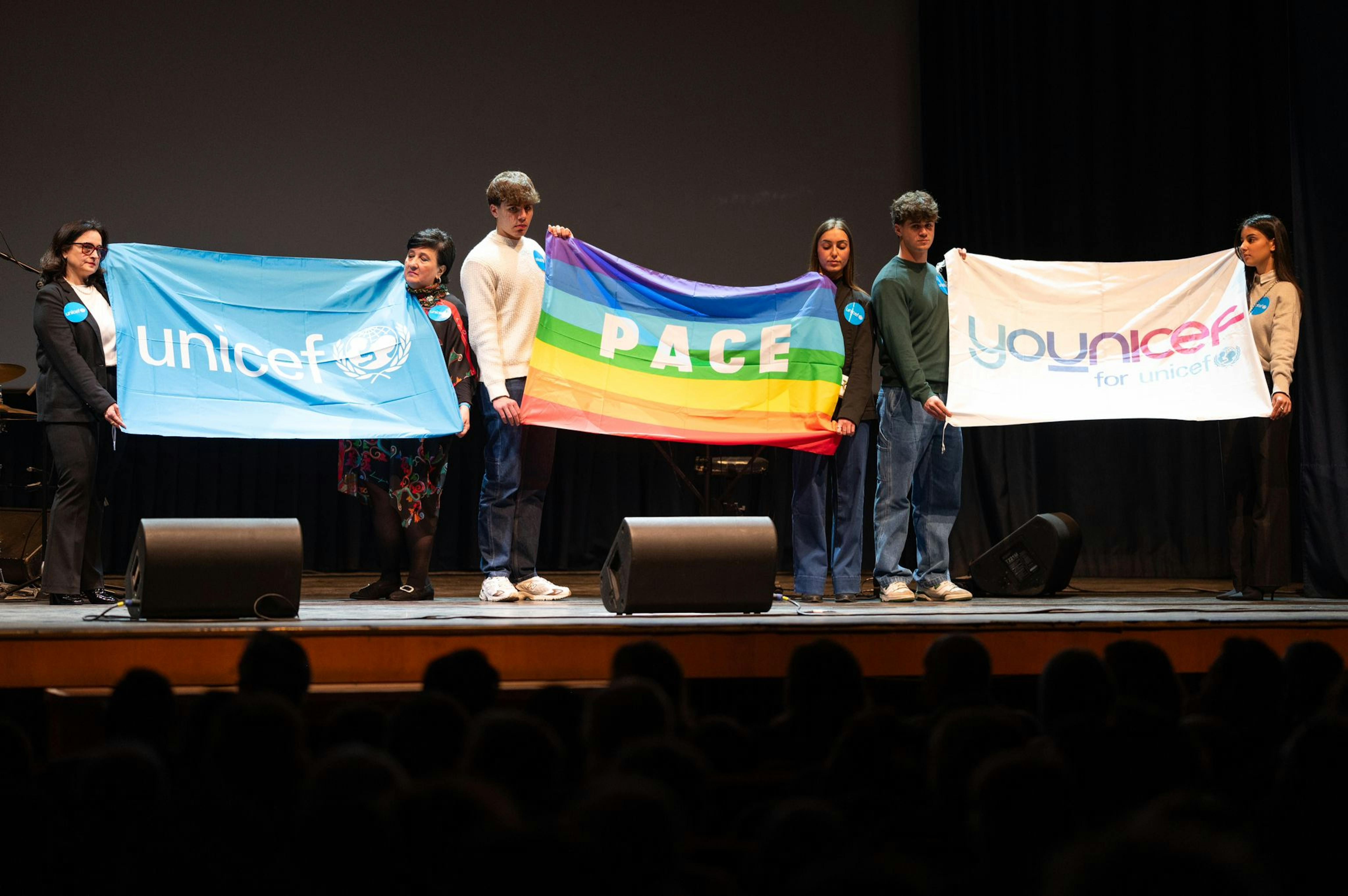bandiere UNicef e della pace in occasione del concerto