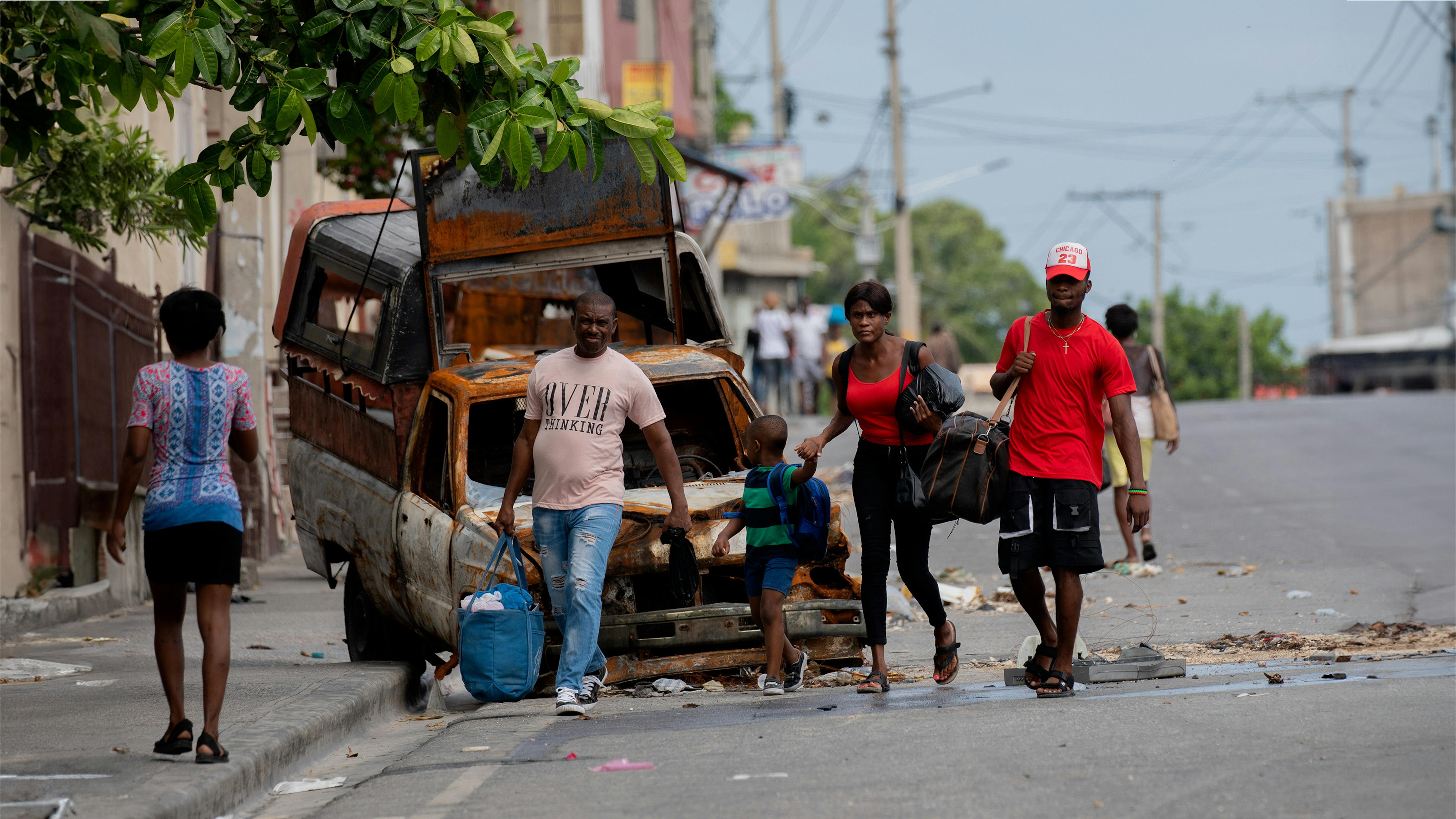 Haiti - Migliaia di famiglie sono fuggite ancora una volta dalle loro case il 1° maggio 2024, in seguito agli attacchi delle bande a Solino, nel cuore di Port-au-Prince,