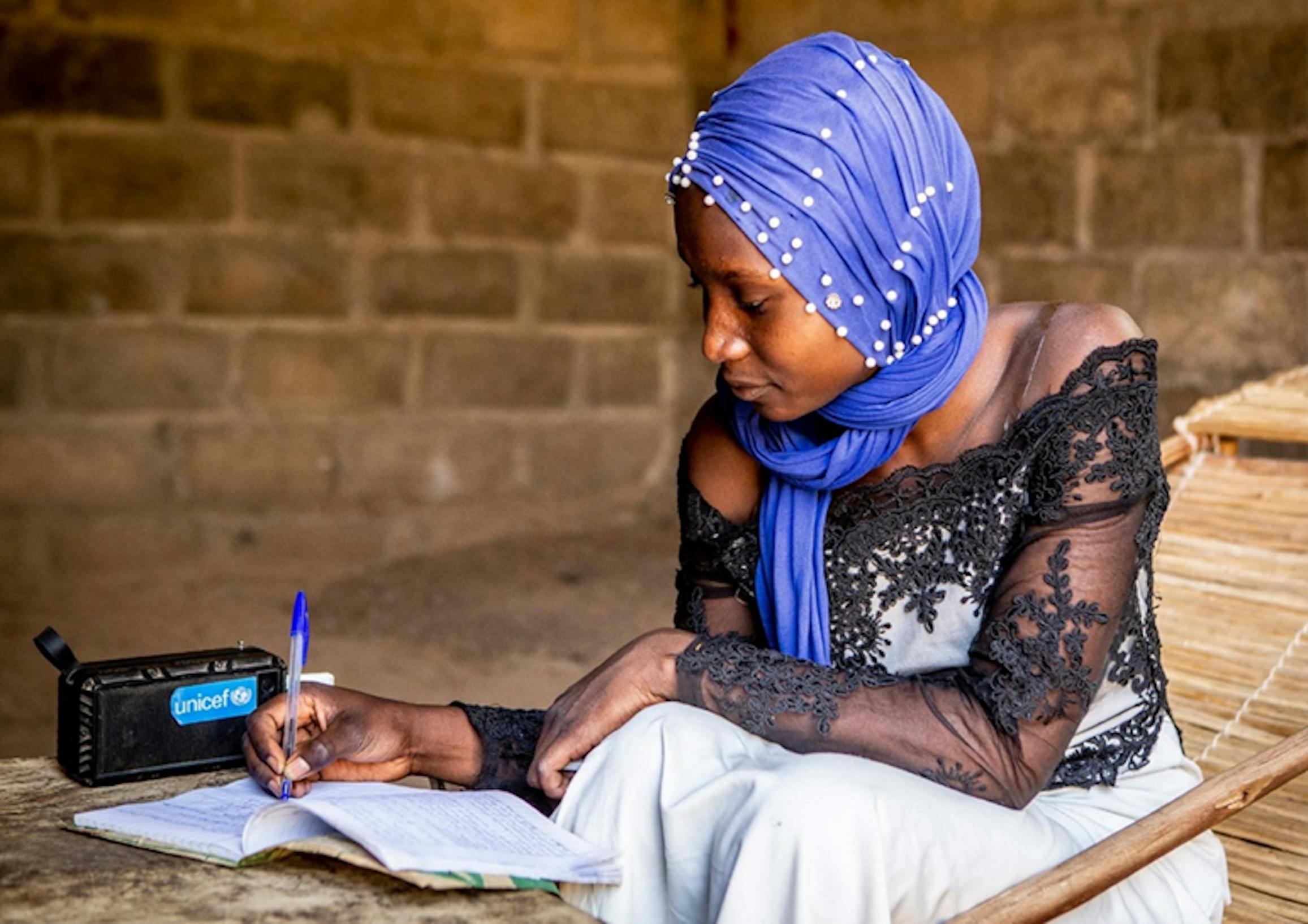 ragazza del mali studia con materiali unicef