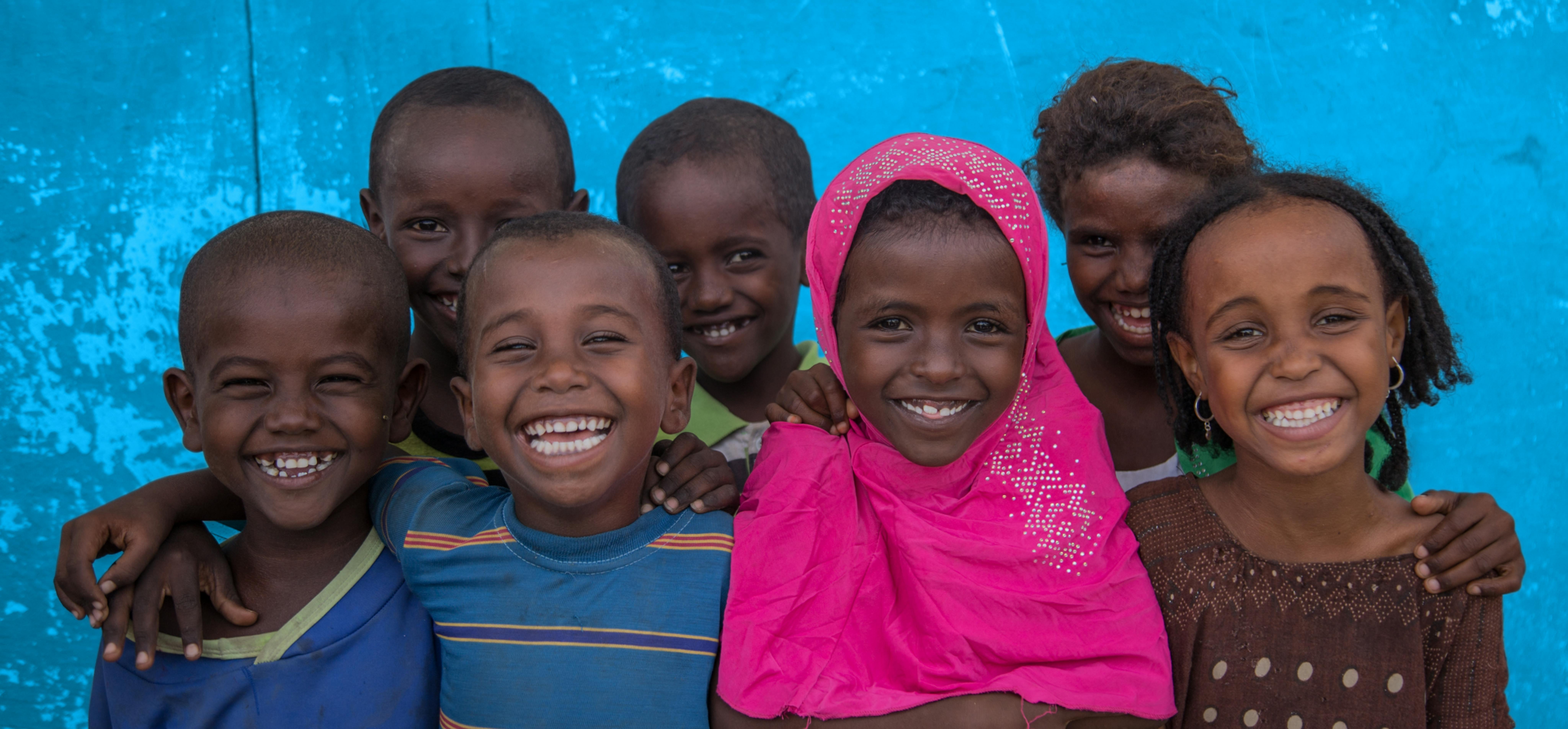 Afar, Etiopia: Un gruppo di bambini felici fuori dal programma Accelerated School Readiness (ASR) presso la scuola elementare di Simbile