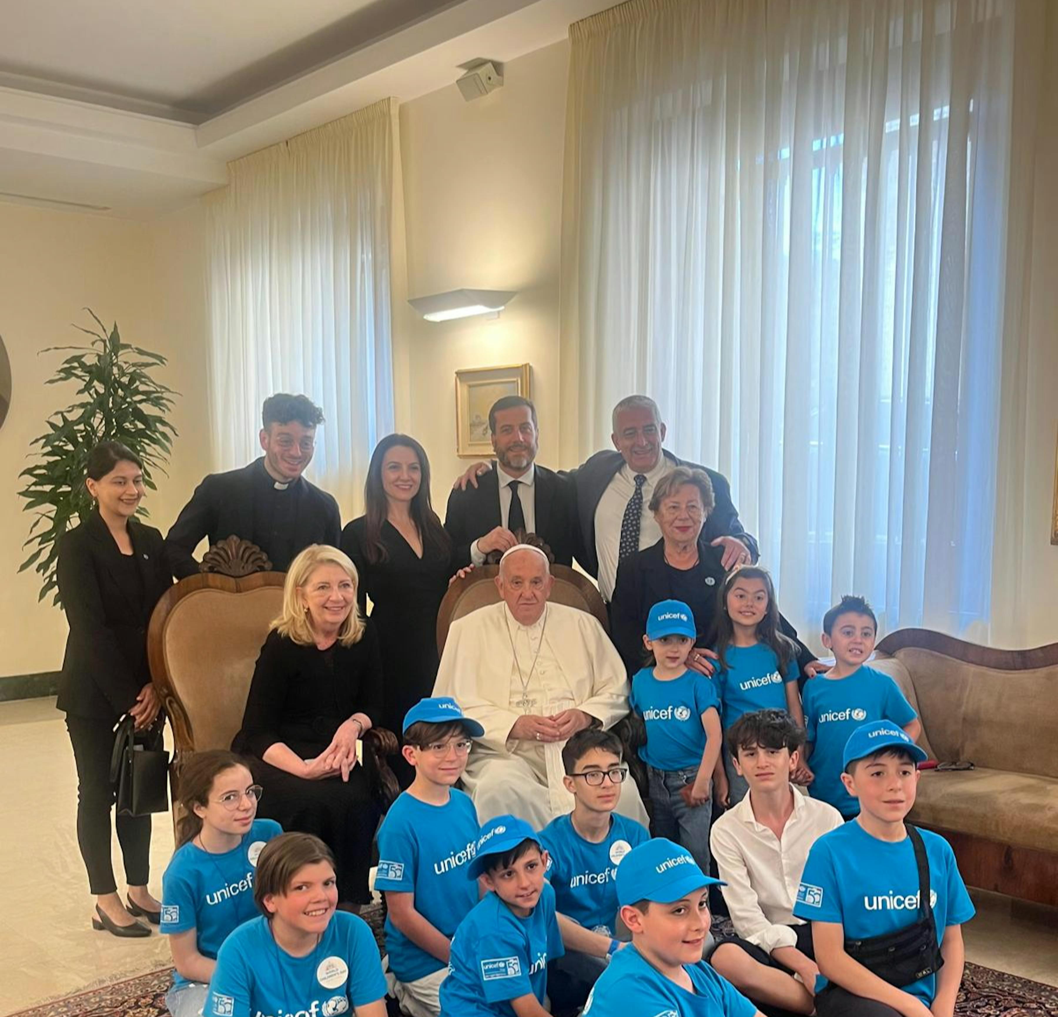 Nella foto, Papa Francesco, alla sua destra la Direttrice Generale dell'UNICEF Catherine Russell e, in senso orario: don Domenico Pezzella della Diocesi di Aversa, la Direttrice Regionale per l’Europa e l’Asia Centrale Regina De Dominicis, il Portavoce dell'UNICEF Italia Andrea Iacomini, il Direttore Generale dell'UNICEF Italia Paolo Rozera, la Presidente dell'UNICEF Italia Carmela Pace e i bambini delle suole di Aversa e Melilli