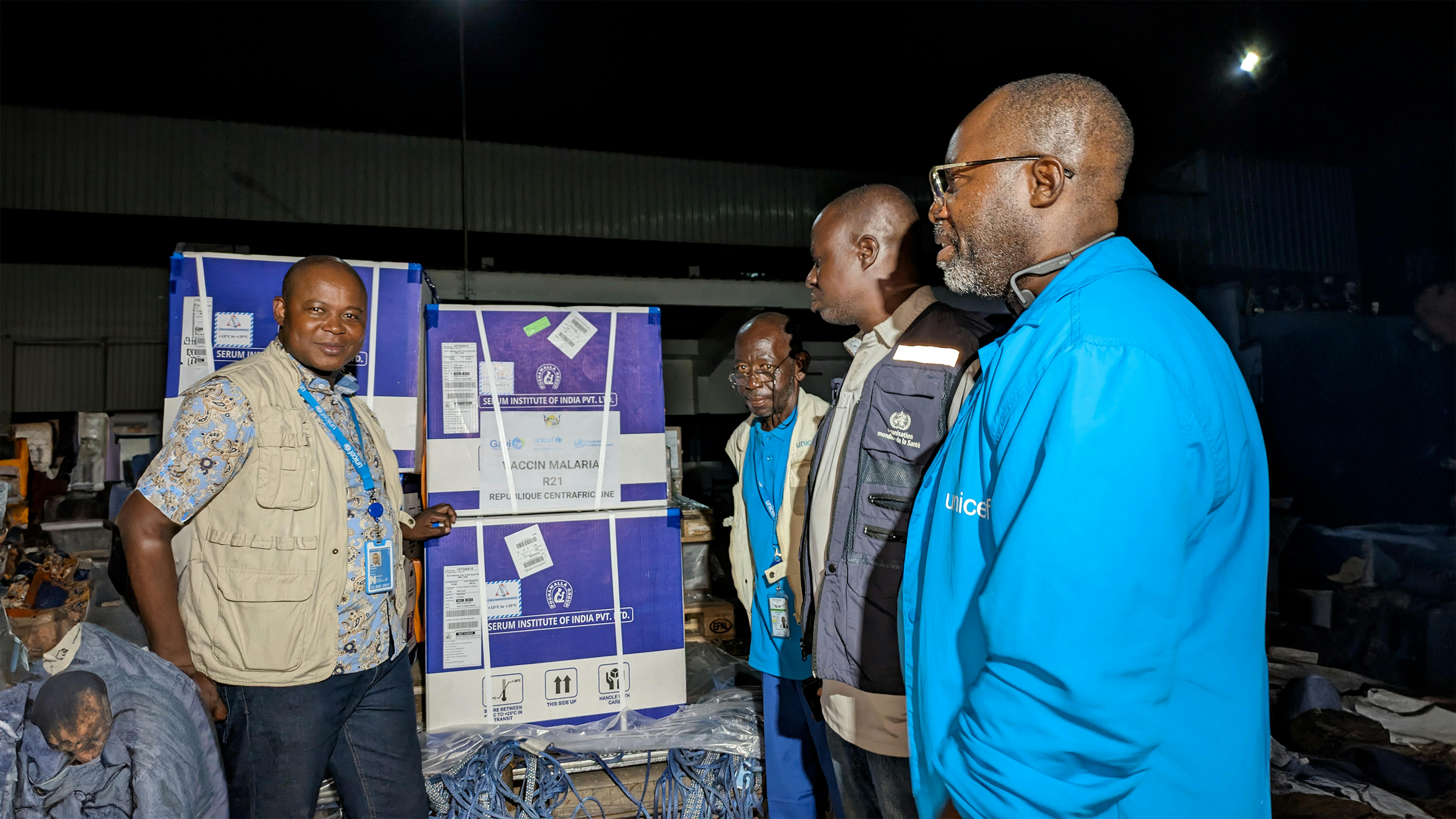 Rep Centraficana- una spedizione del più recente vaccino contro la malaria, R21, viene scaricata all'aeroporto di Bangui.