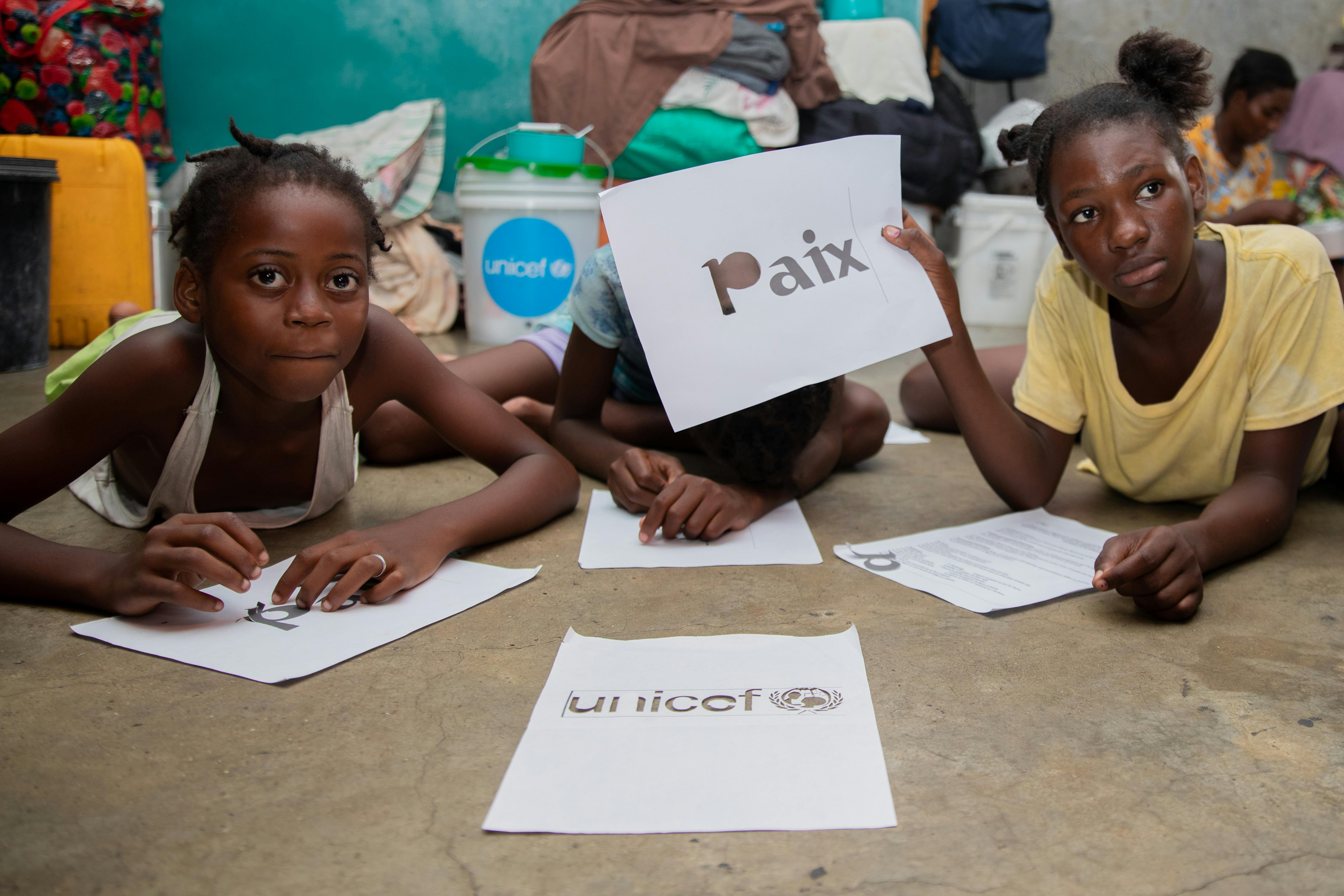 I bambini mettono in mostra le loro opere d'arte realizzate durante un'attività psicosociale ed educativa organizzata da APADEH in collaborazione con l'UNICEF presso l'École Nationale Argentine de Belgarde a Port-au-Prince, Haiti,