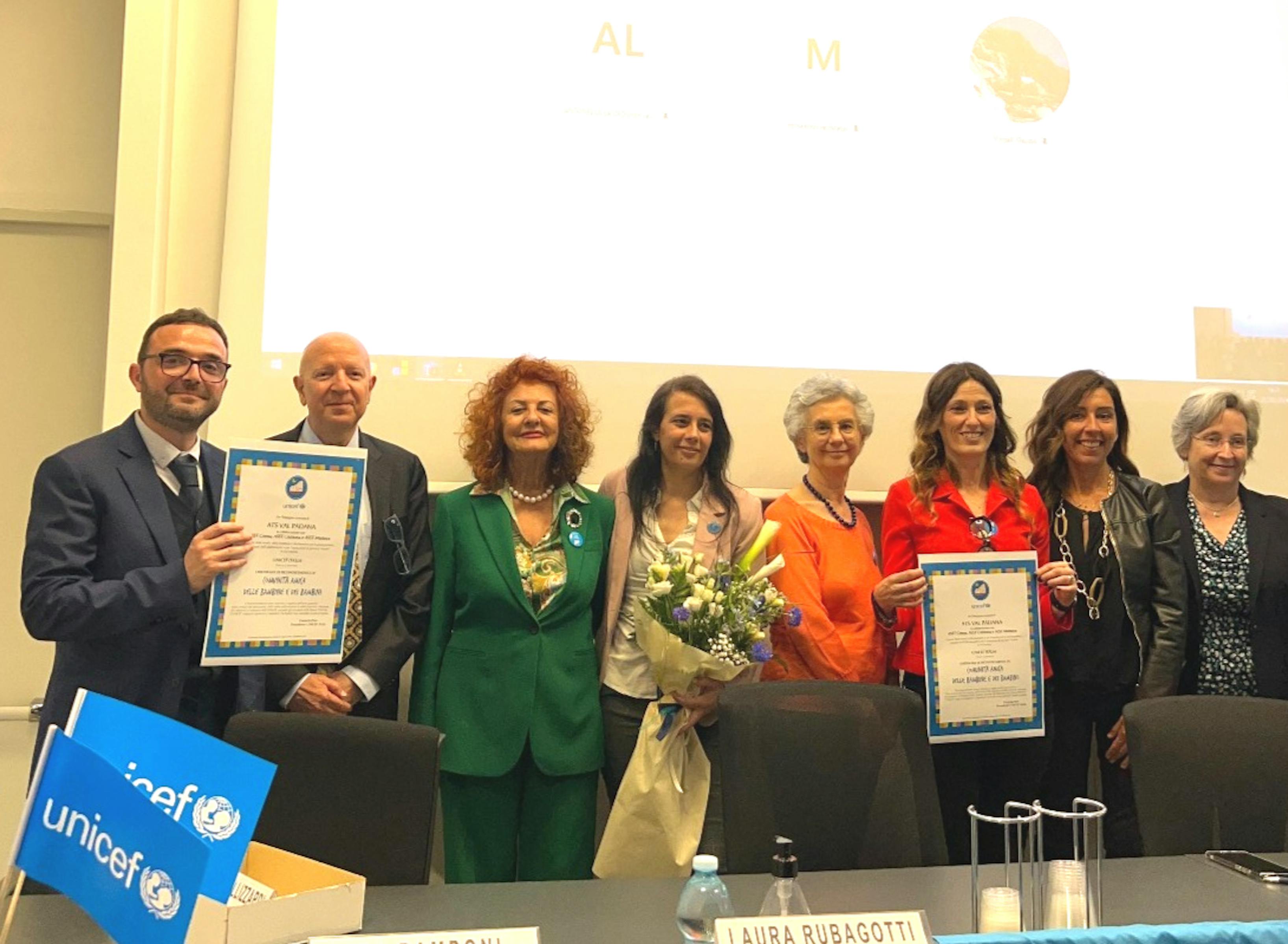 ATS Val Padana ha ottenuto dall’UNICEF Italia il riconoscimento Comunità Amica. Presenti il direttore Sanitario dott. Superbi,  le rappresentanze dell’UNICEF Italia e le Presidenti dei Comitati Provinciali UNICEF di Cremona e Mantova, la Presidente del Comitato Regionale UNICEF Lombardia Manuela Bovolenta, referente dell'ATS Valpadana dott.ssa Rubogotti, la Direzione Generale Welfare di Regione Lombardia, le Direzioni di ATS e delle ASST di Crema, Cremona e Mantova.