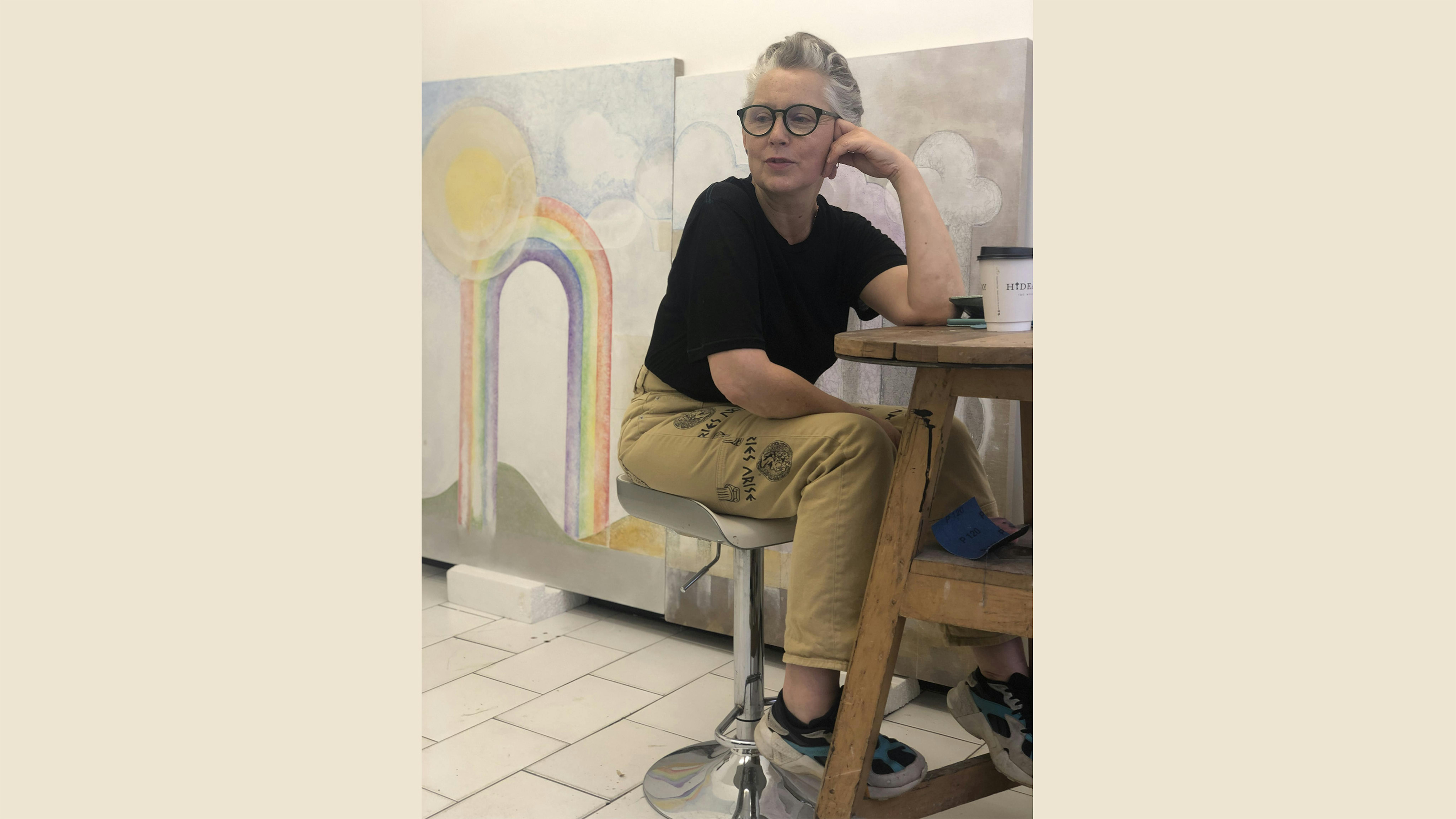 L'artista Sarah Staton nel suo studio