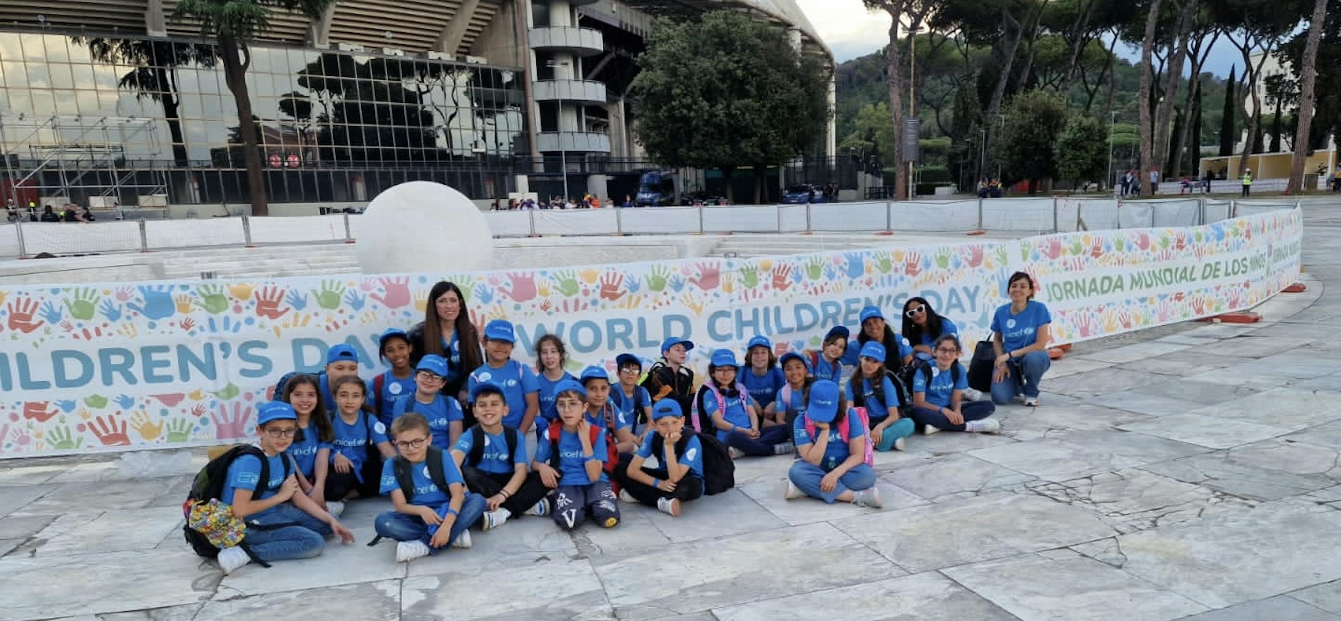 Uno dei gruppi dei bambini davanti allo stadio