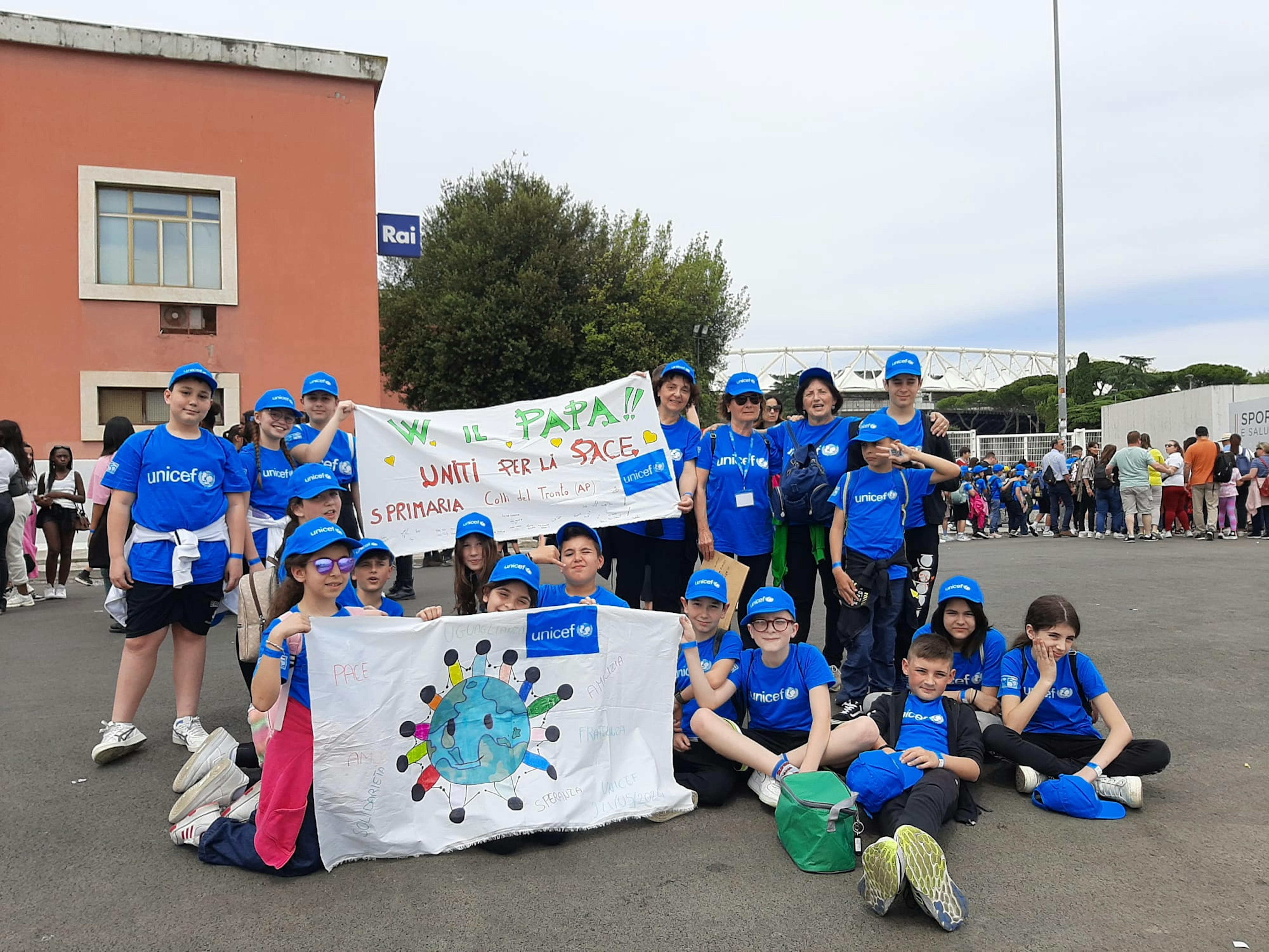 Foto di gruppo all'arrivo allo stadio