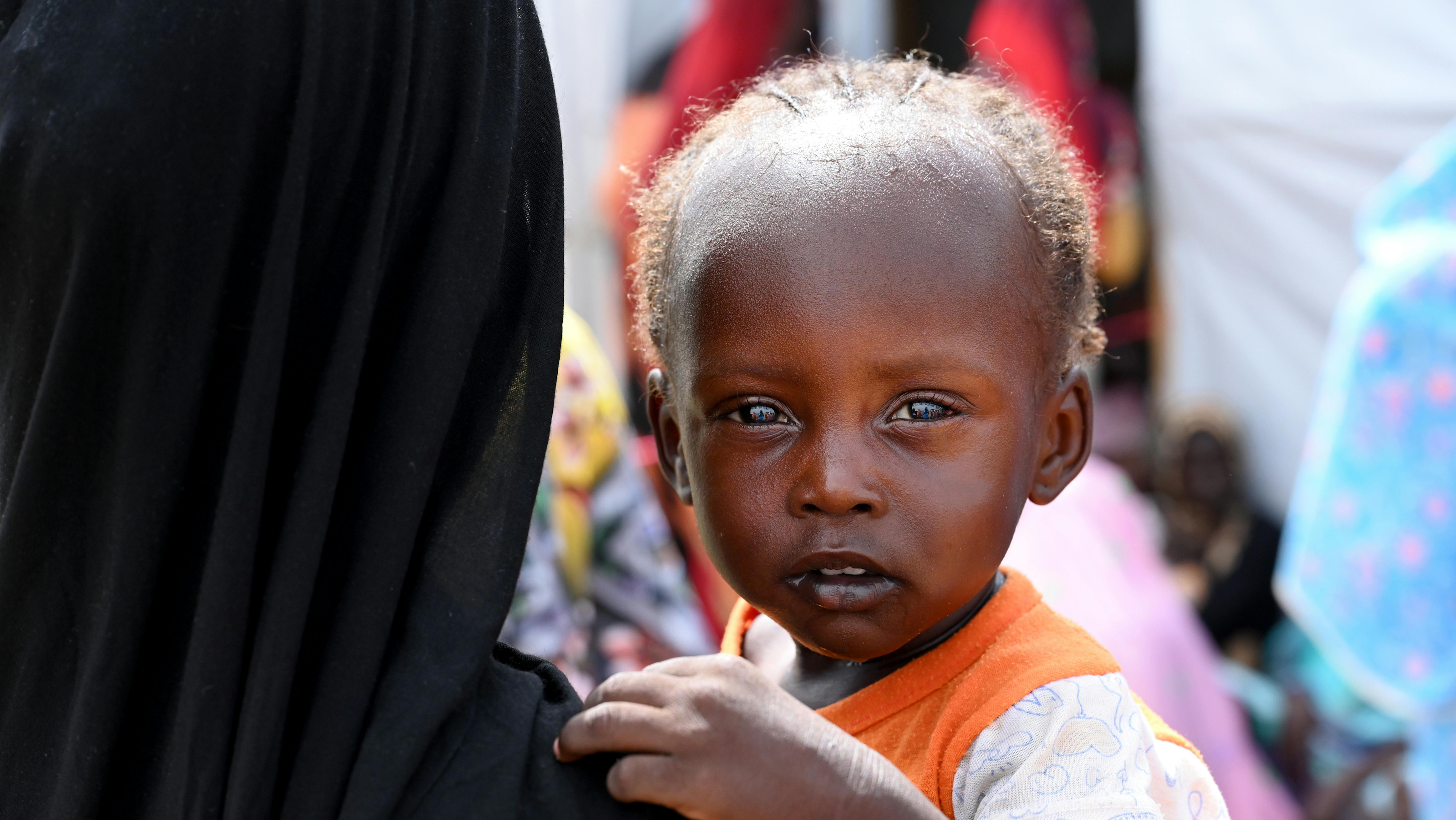 Un bambino nel campo profughi di Adré, nell'est del Ciad, vicino al confine con il Sudan