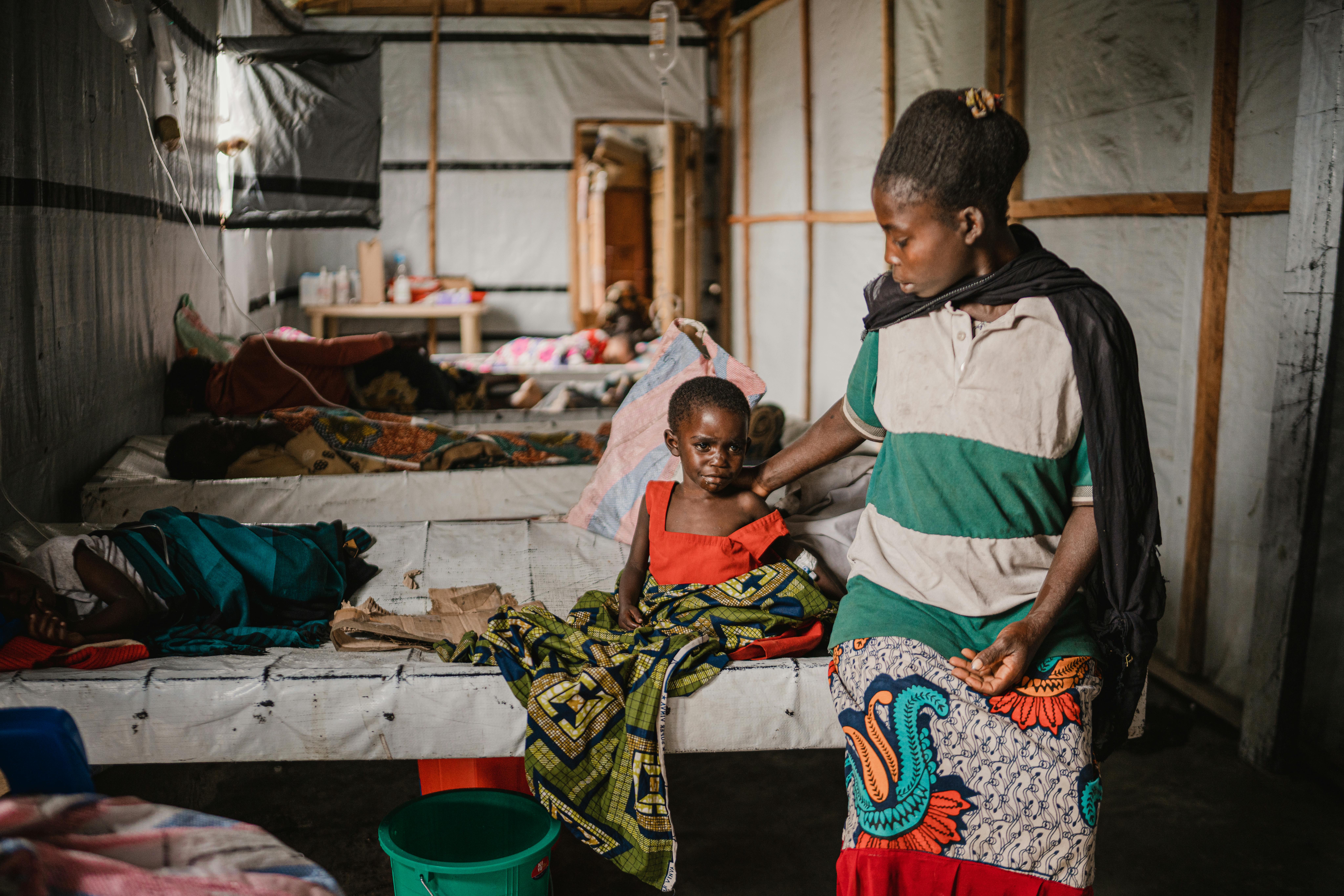 Asifiwe Bihamera e sua figlia Timi, 3 anni, che ha contratto il colera ed è in convalescenza presso il centro sanitario Buhimba Alleluia, vicino a Goma, provincia del Nord Kivu, Repubblica Democratica del Congo, il 27 febbraio 2024.