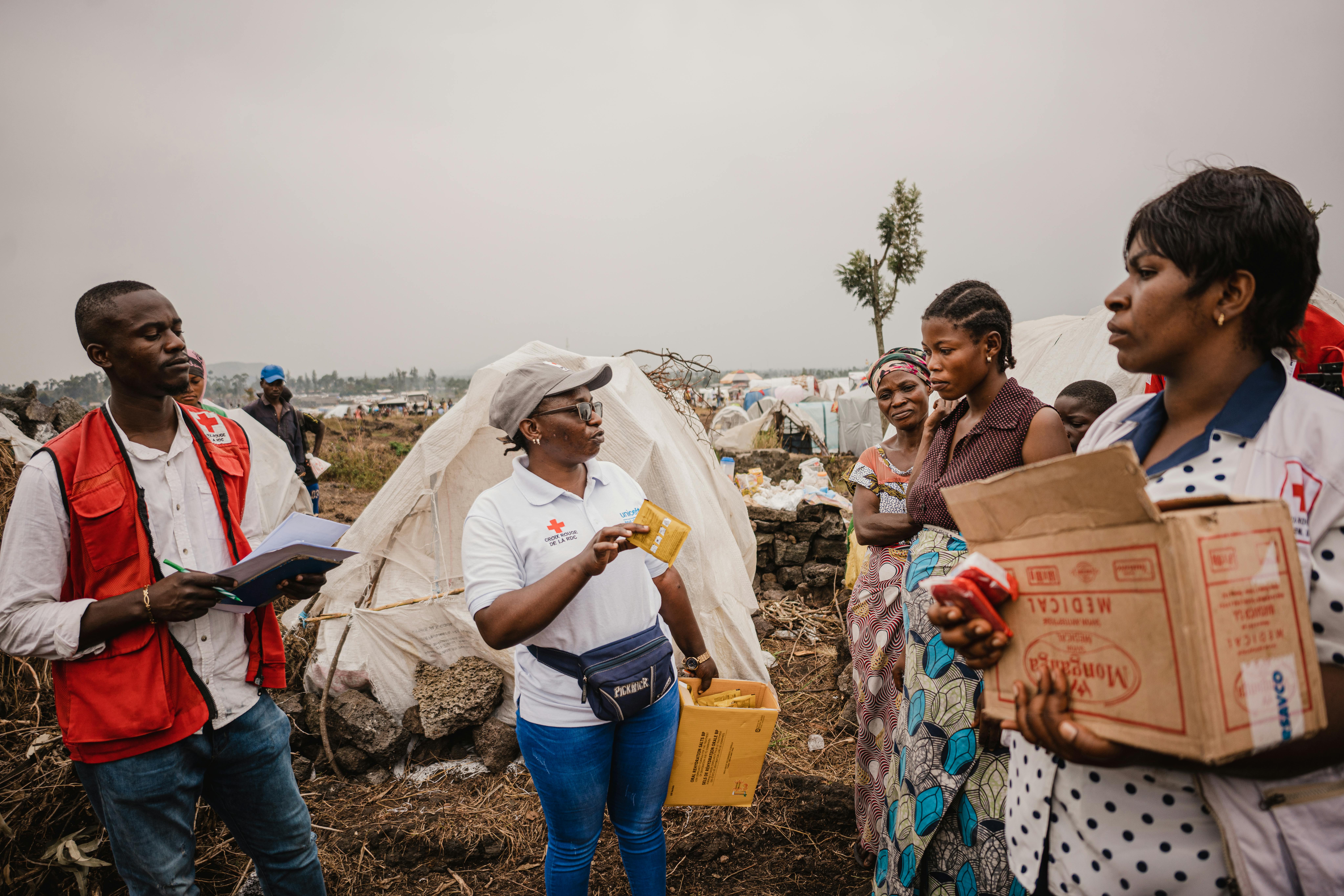 Il personale della Croce Rossa, supportato dall'UNICEF, distribuisce kit contro il colera alle famiglie sfollate a Buhimba-Mabanga, vicino Goma, nella provincia del Nord Kivu, nella Repubblica Democratica del Congo,