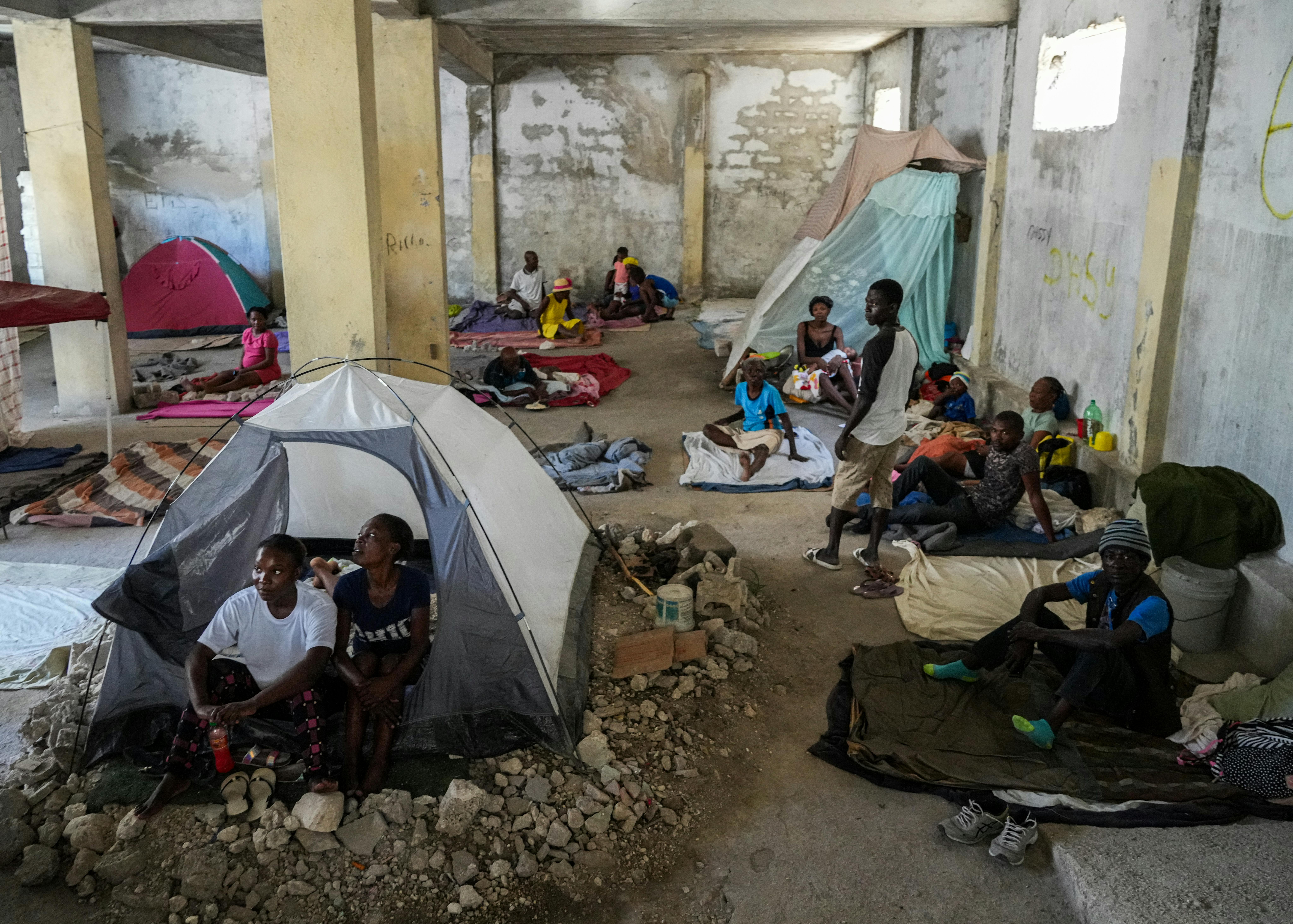 Nel cuore di Port-au-Prince, la capitale di Haiti, l’escalation di violenza è diventata una triste realtà. In meno di due settimane, questa violenza ha portato allo sfollamento di 2.500 persone, la maggior parte delle quali erano donne e bambini.