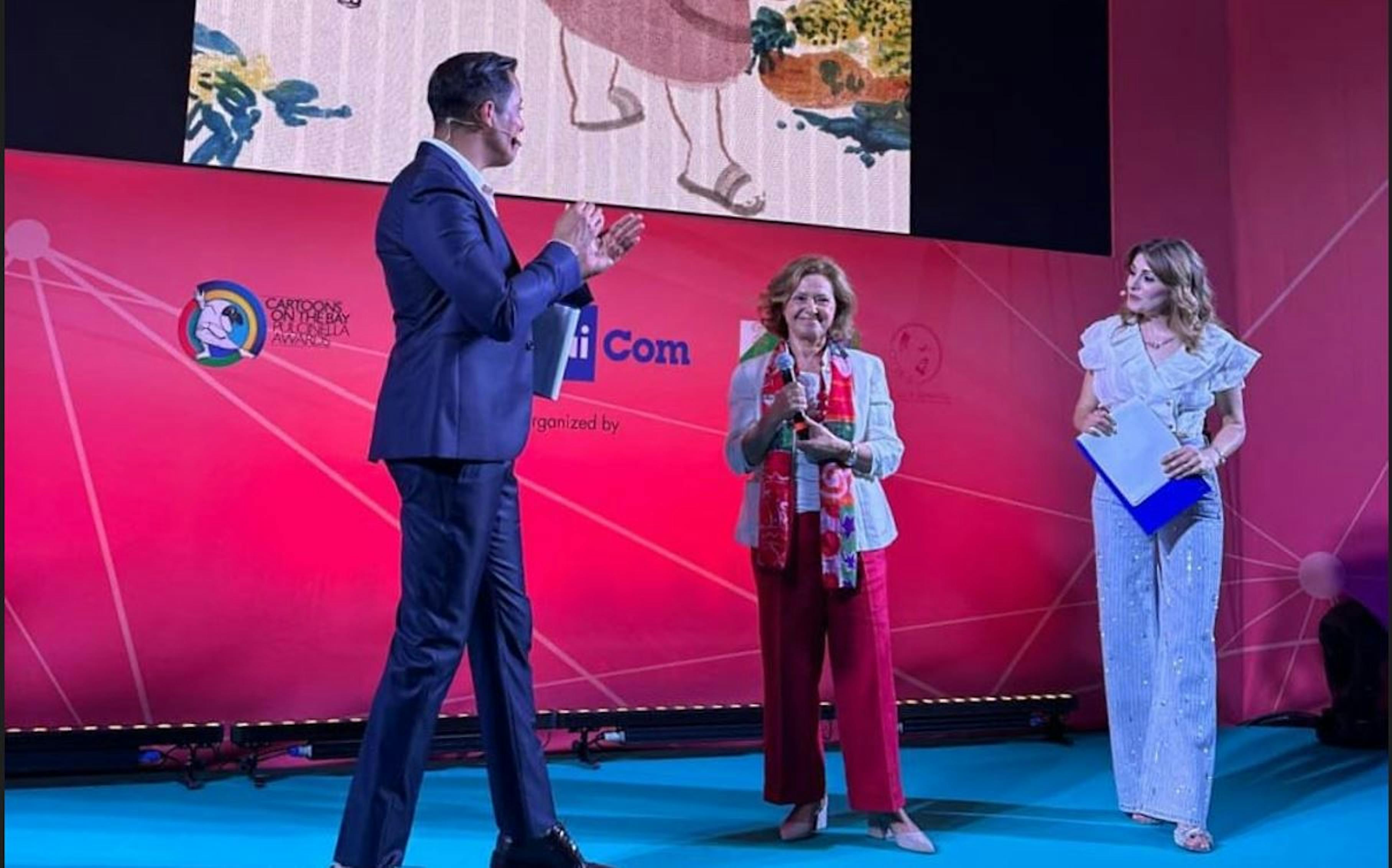 Un momento della premiazione. Al centro, la Responsabile della Comunicazione dell’UNICEF Italia, Patrizia Paternò