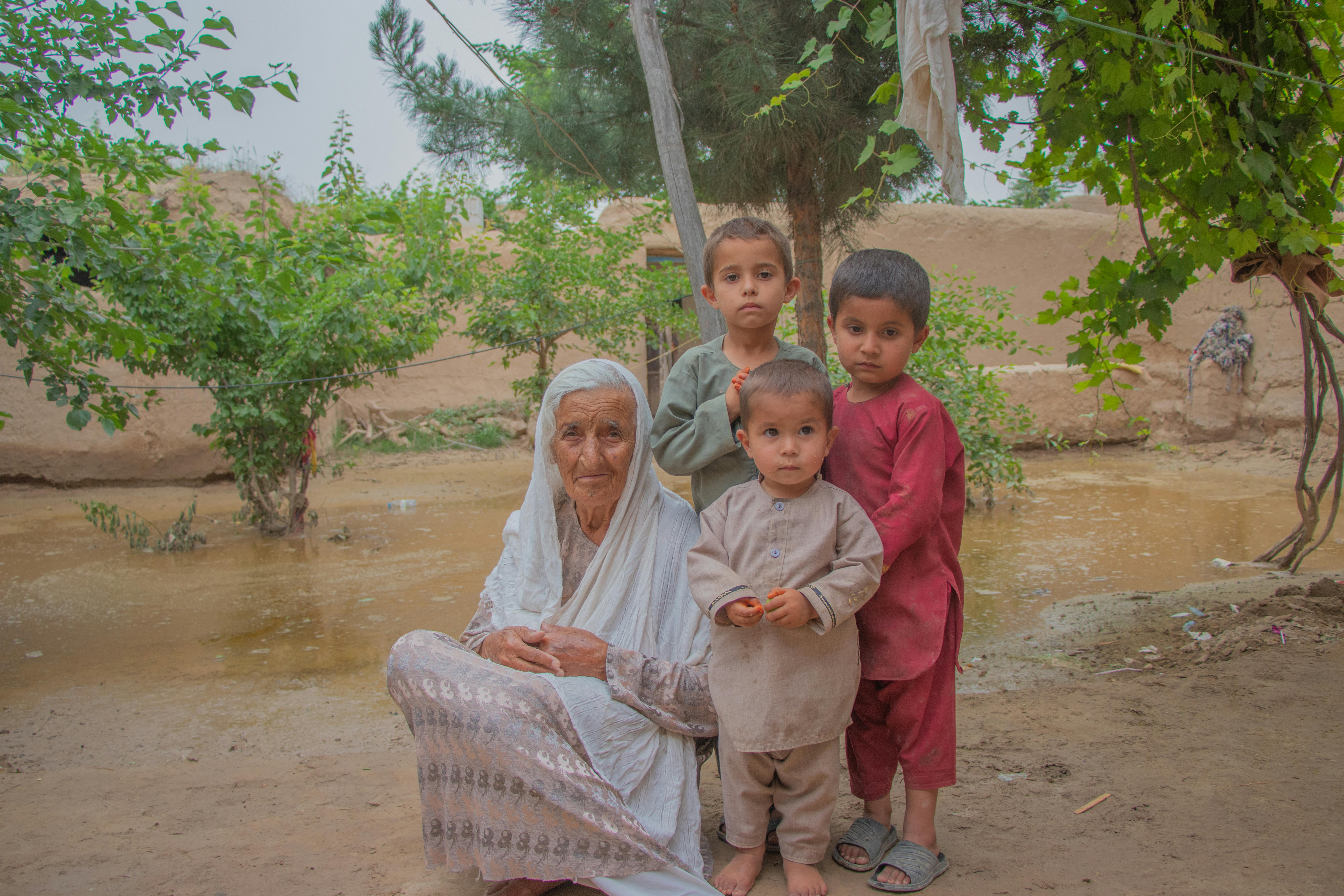 Bigom, una nonna di 80 anni, era con i suoi tre nipoti quando un'improvvisa inondazione ha colpito il suo villaggio nella provincia di Baghlan,