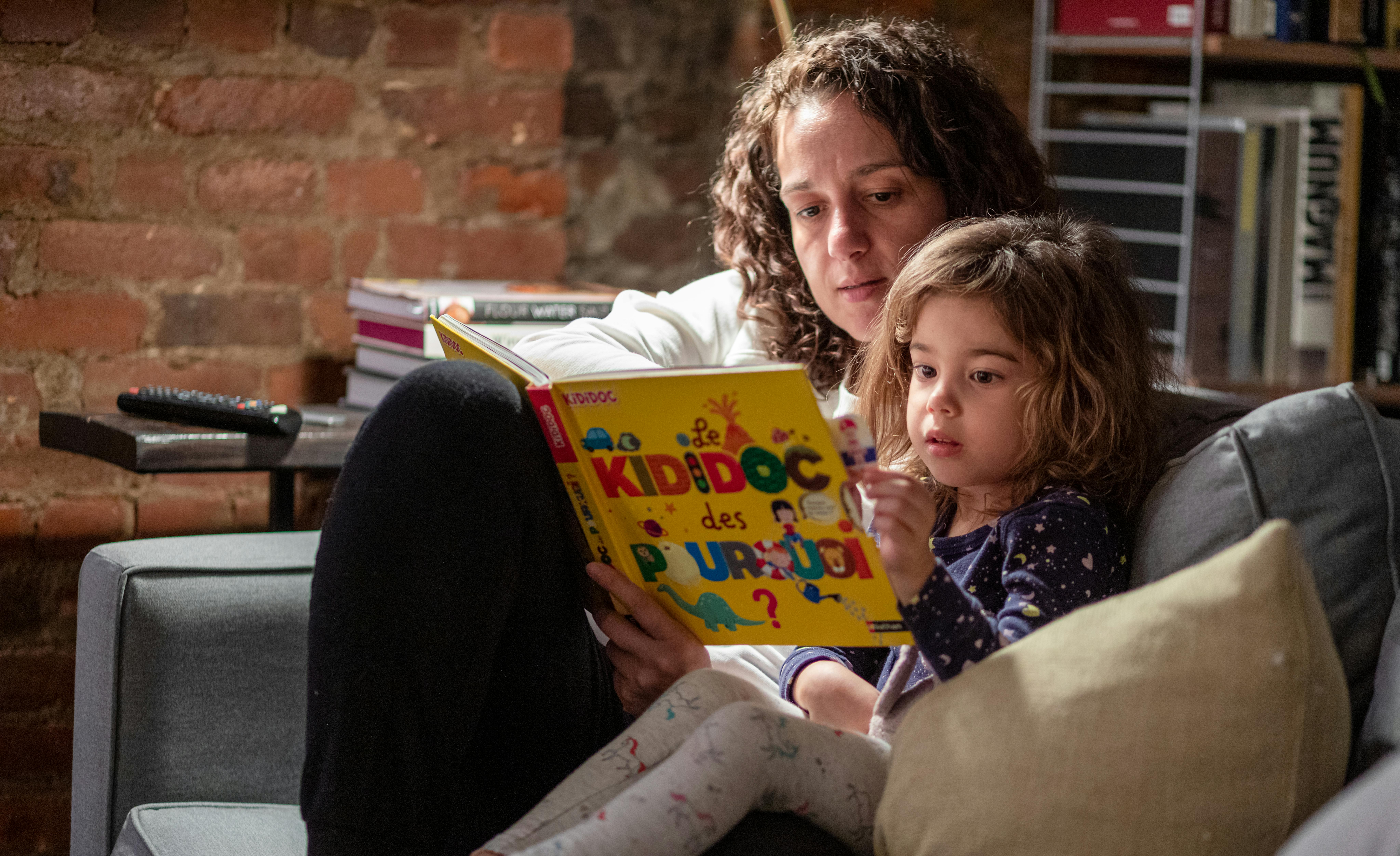 Stati Uniti: Margot, 4 anni, legge un libro con sua madre durante il lockdown dovuto dal COVID19