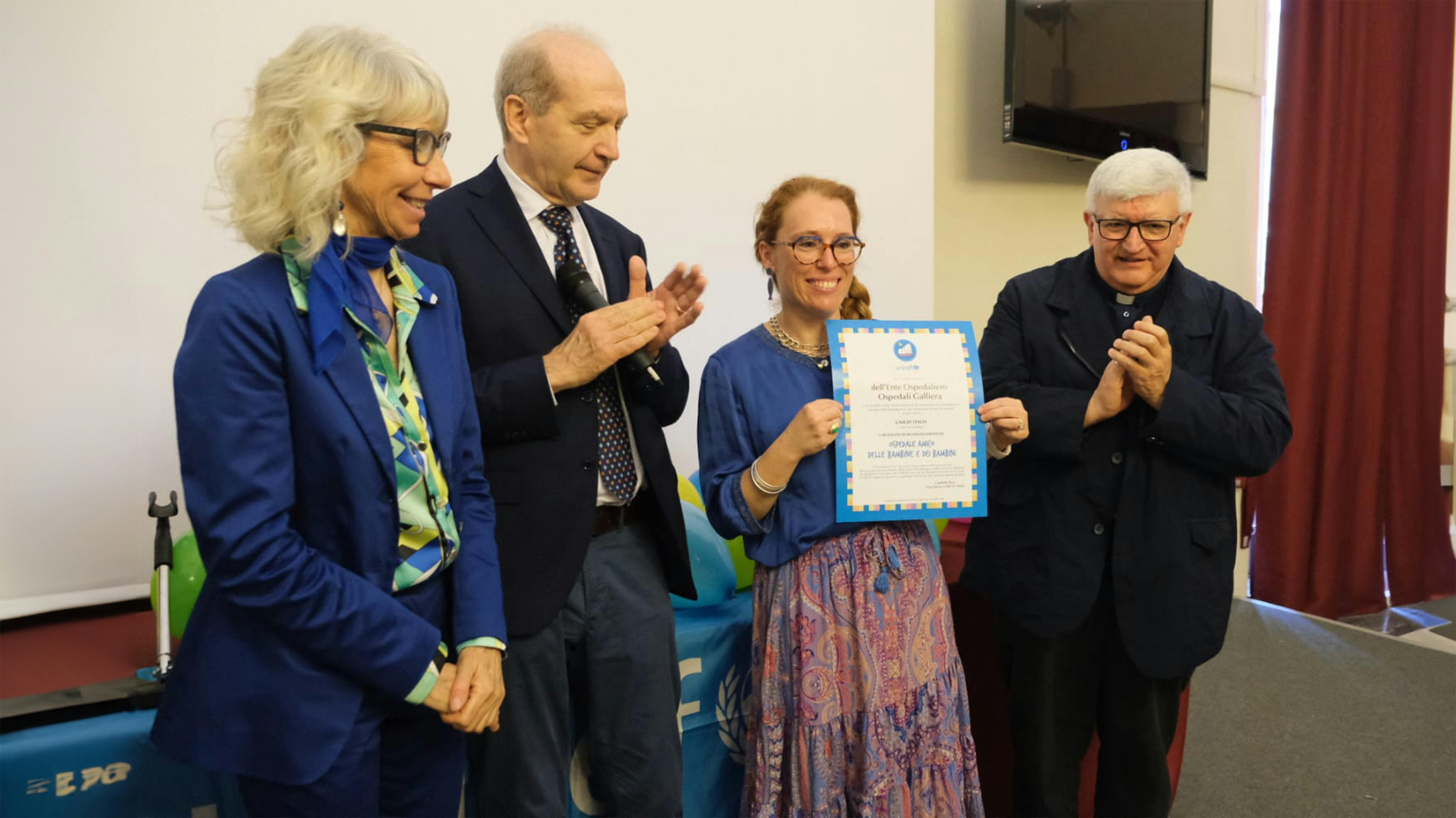 Da sinistra: Il Direttore Amministrativo E.O. Ospedali Galliera – dott.ssa Stefania Moncini , il presidente provinciale UNICEF Liguria – Siro Salvaneschi, il Referente BFHI per E.O. Ospedali Galliera - dott.ssa Arianna Parodi e la Presidente E.O. Ospedali Galliera – Mons. Marco Tasca