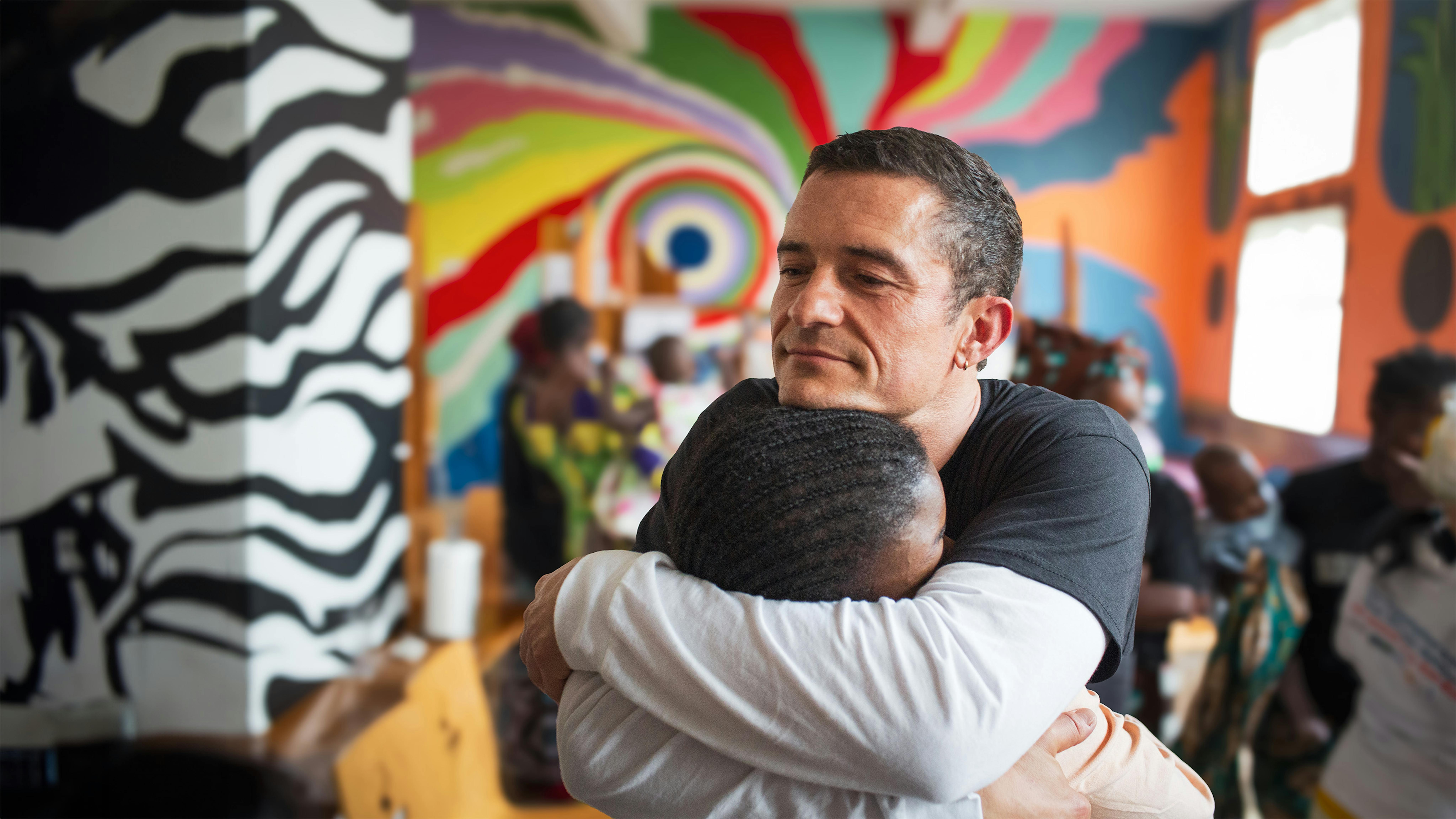 Repubblica Democratica del Congo, l’Ambasciatore di buona volontà dell’UNICEF Orlando Bloom abbraccia una madre che ha appena condiviso con lui la sua storia di sopravvivenza alla violenza sessuale durante la sua visita all’ospedale Panzi di Bukavu, nella provincia del Sud Kivu.