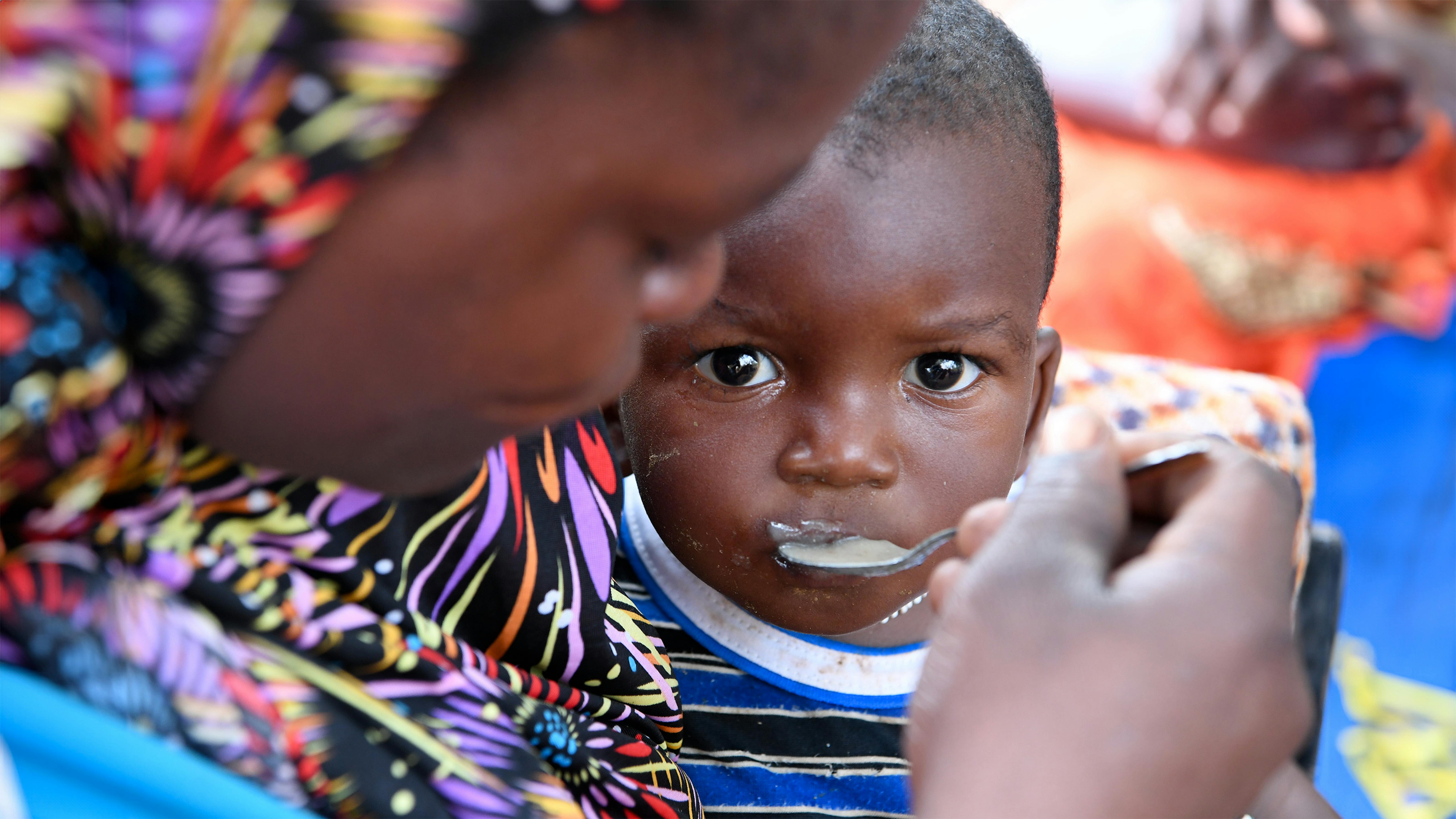 Burkina Faso - una mamma con bambino durante una sessione di screening sulla malnutrizione nel villaggio di Ngolo, nella regione settentrionale