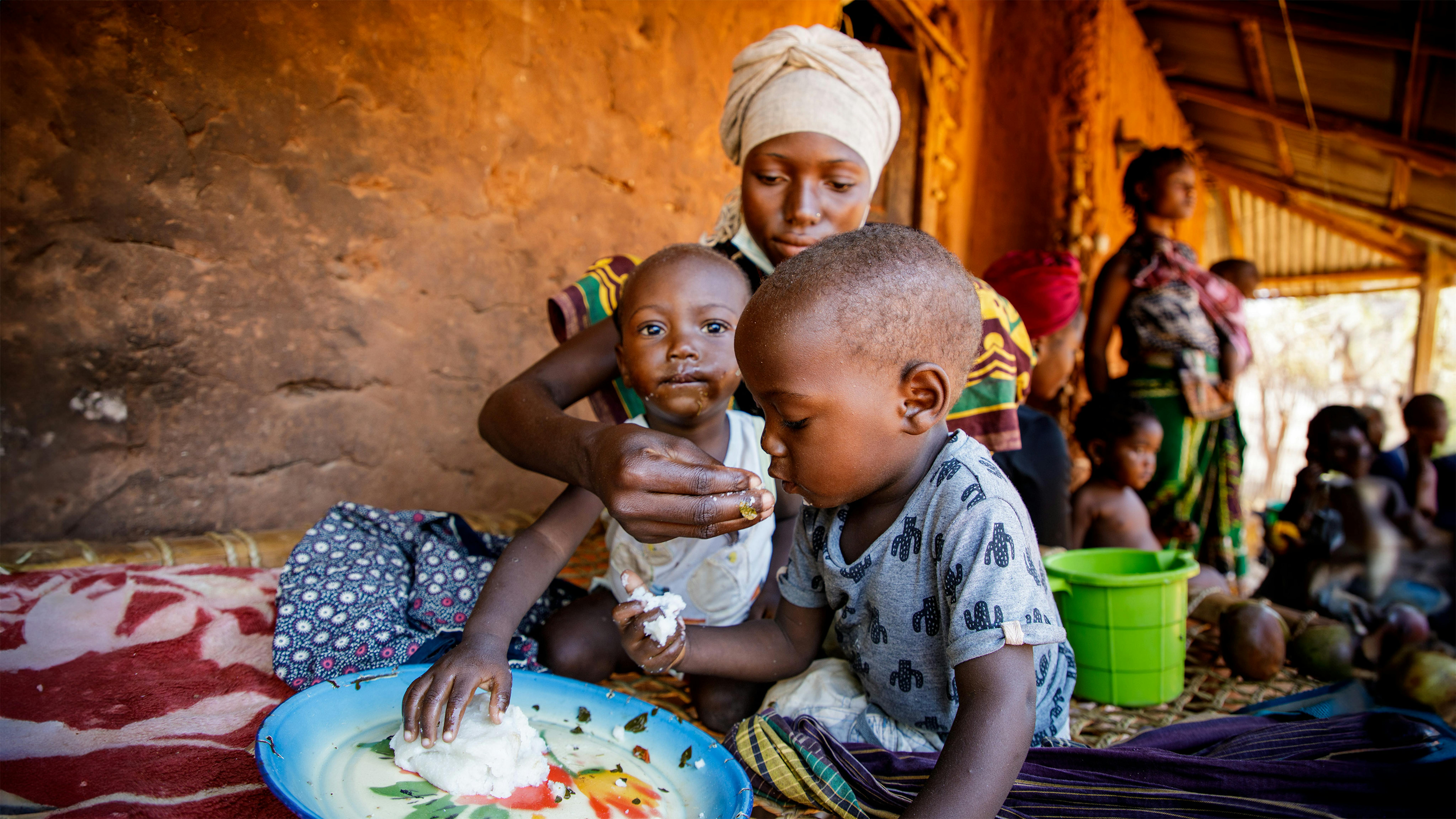 Mozambico - alcuni bambini si nutrono nella Comunità Mwaria, distretto di Mecufi